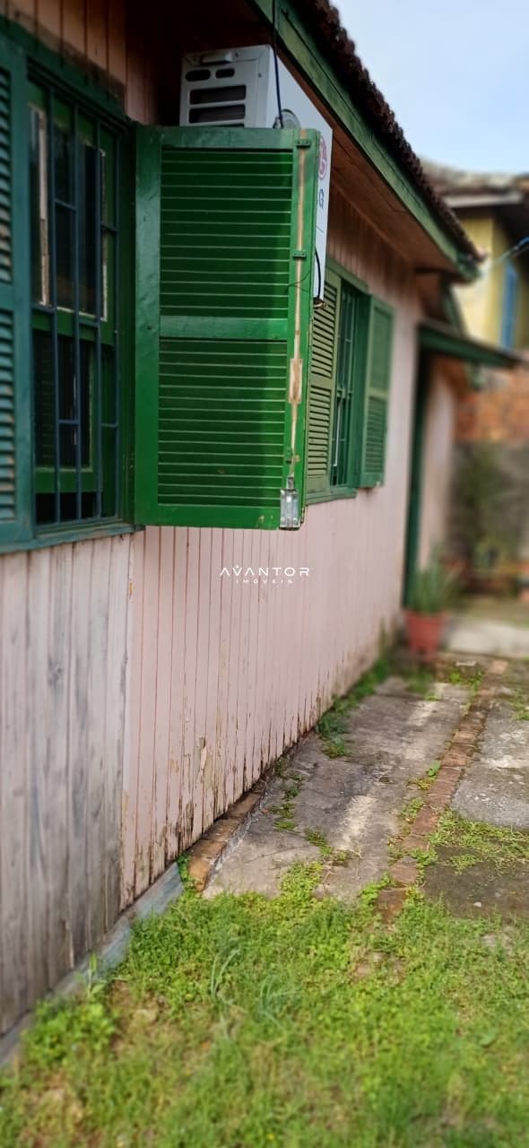 Fachada da casa com janelas verdes — Casa com 2 quartos à venda em Presidente João Goulart, Santa Maria/RS