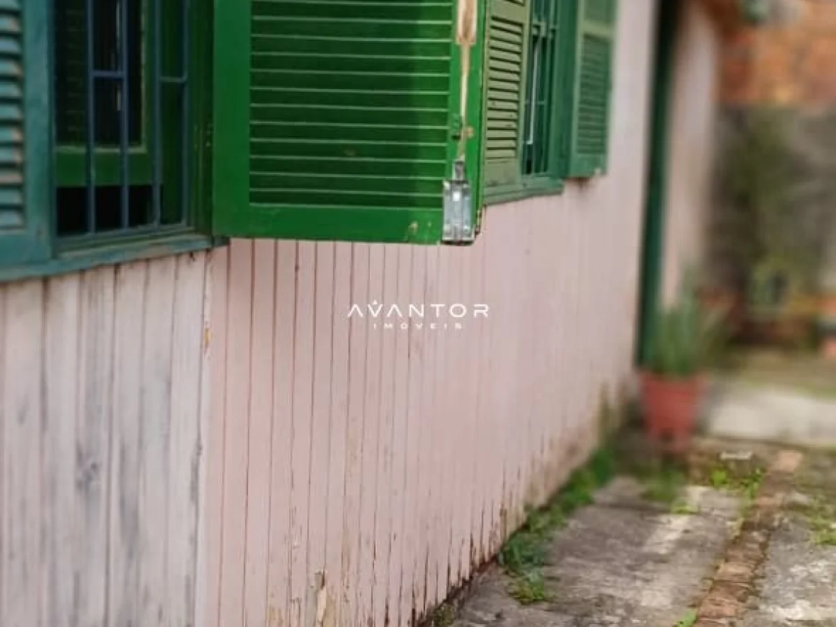 Fachada da casa com janelas verdes — Casa com 2 quartos à venda em Presidente João Goulart, Santa Maria/RS