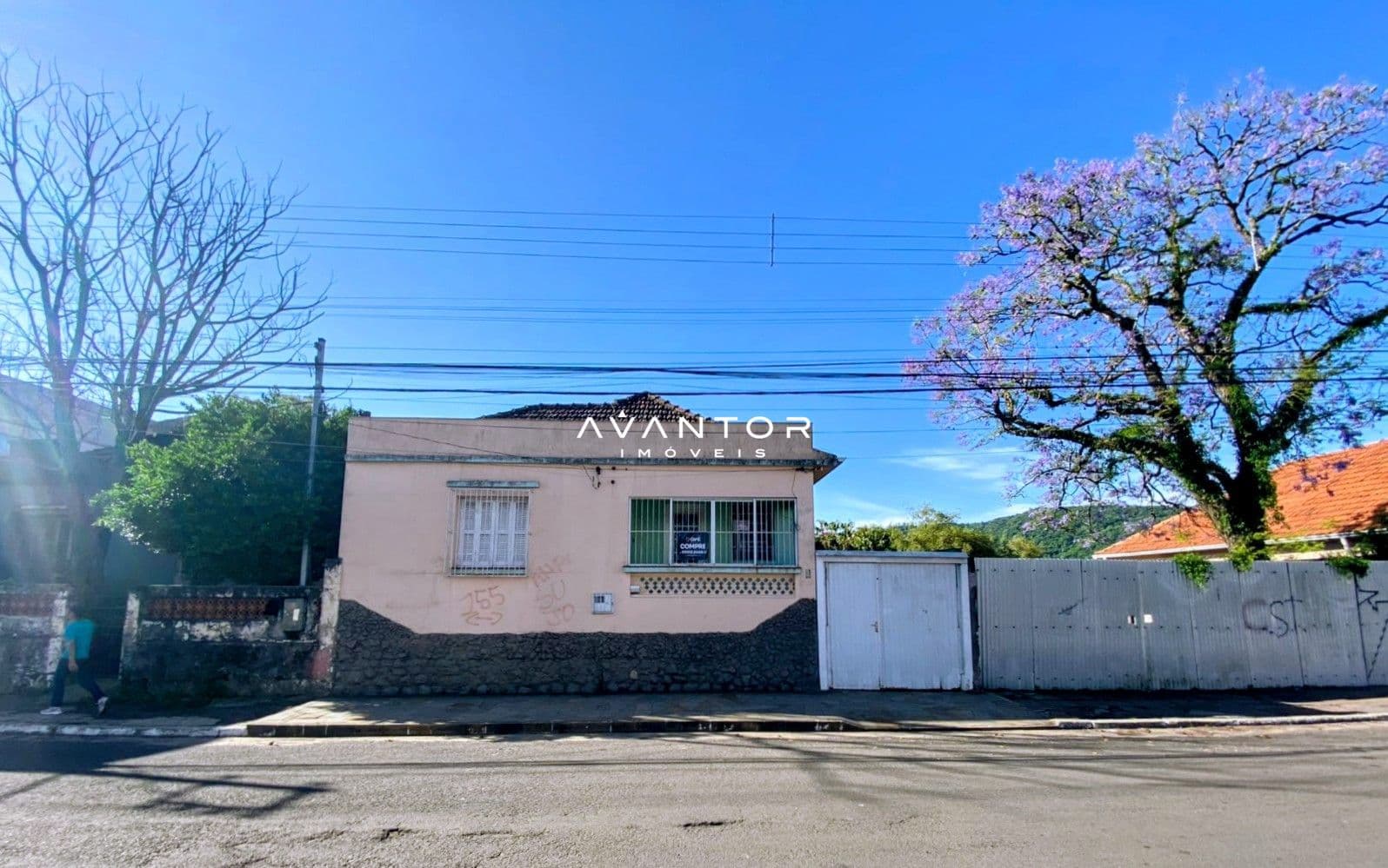 Fachada da casa com garagem — Casa com 3 quartos à venda em Centro, Santa Maria/RS