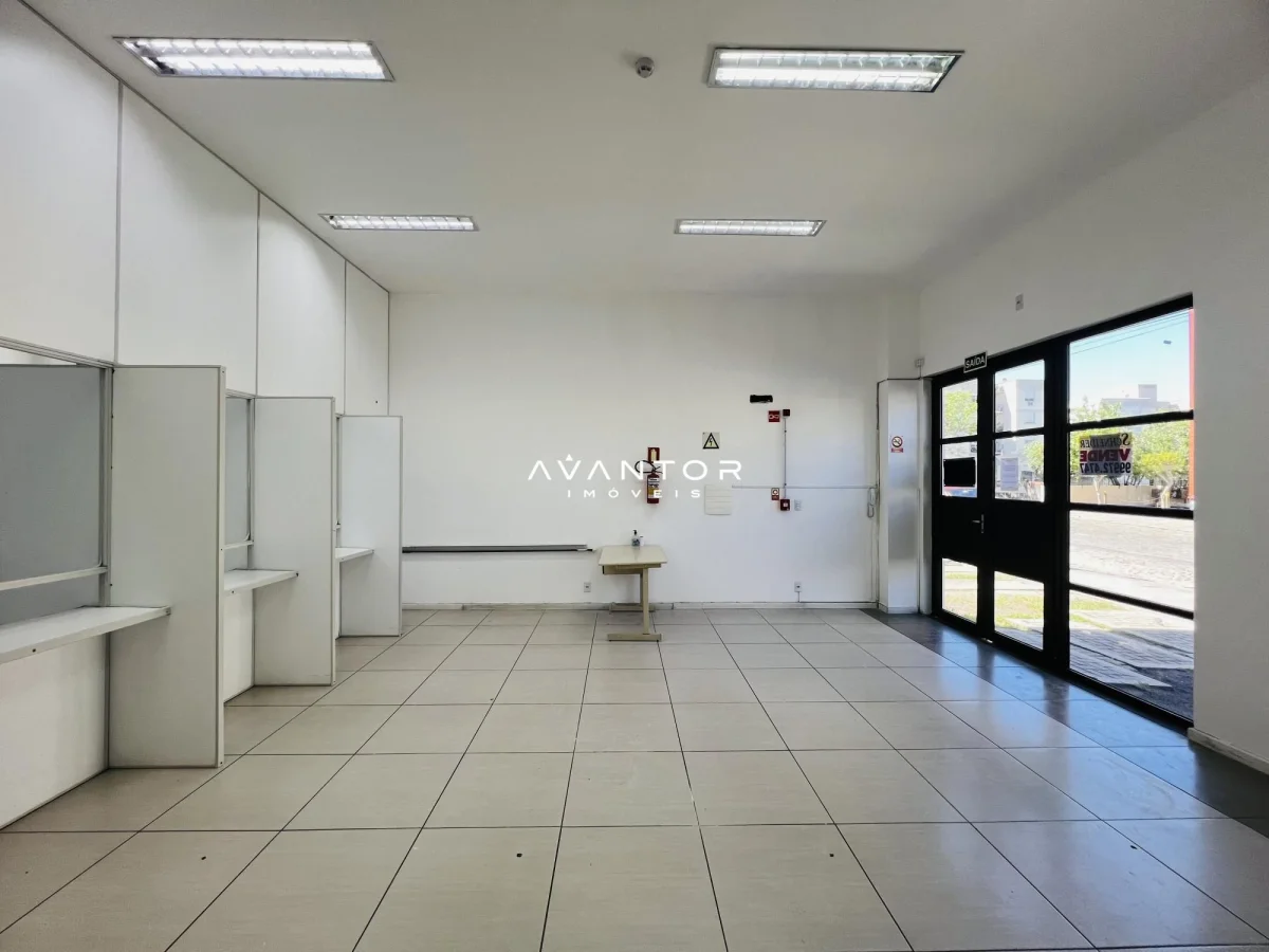 Sala comercial com banheiros e saída para área externa — Loja com 1 sala à venda em Nossa Senhora das Dores, Santa Maria/RS