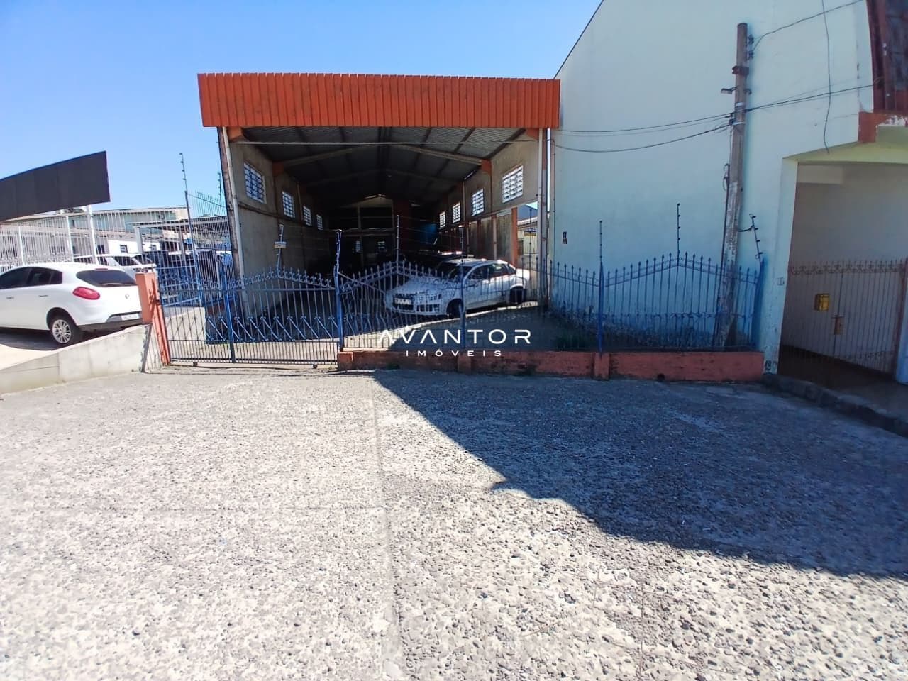 Garagem com cobertura metálica e portão — Pavilhão com 2 salas à venda em Juscelino Kubitschek, Santa Maria/RS