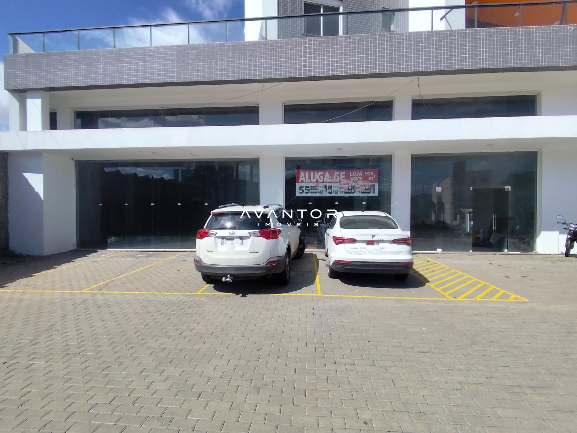 Garagem com vagas estacionadas — Loja com 2 salas para alugar no Residencial San Carlos, em Camobi, Santa Maria/RS