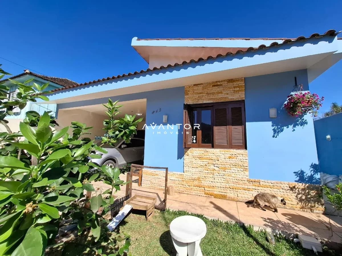 Fachada da casa com garagem e jardim — Casa com 3 quartos à venda em Km 3, Santa Maria/RS
