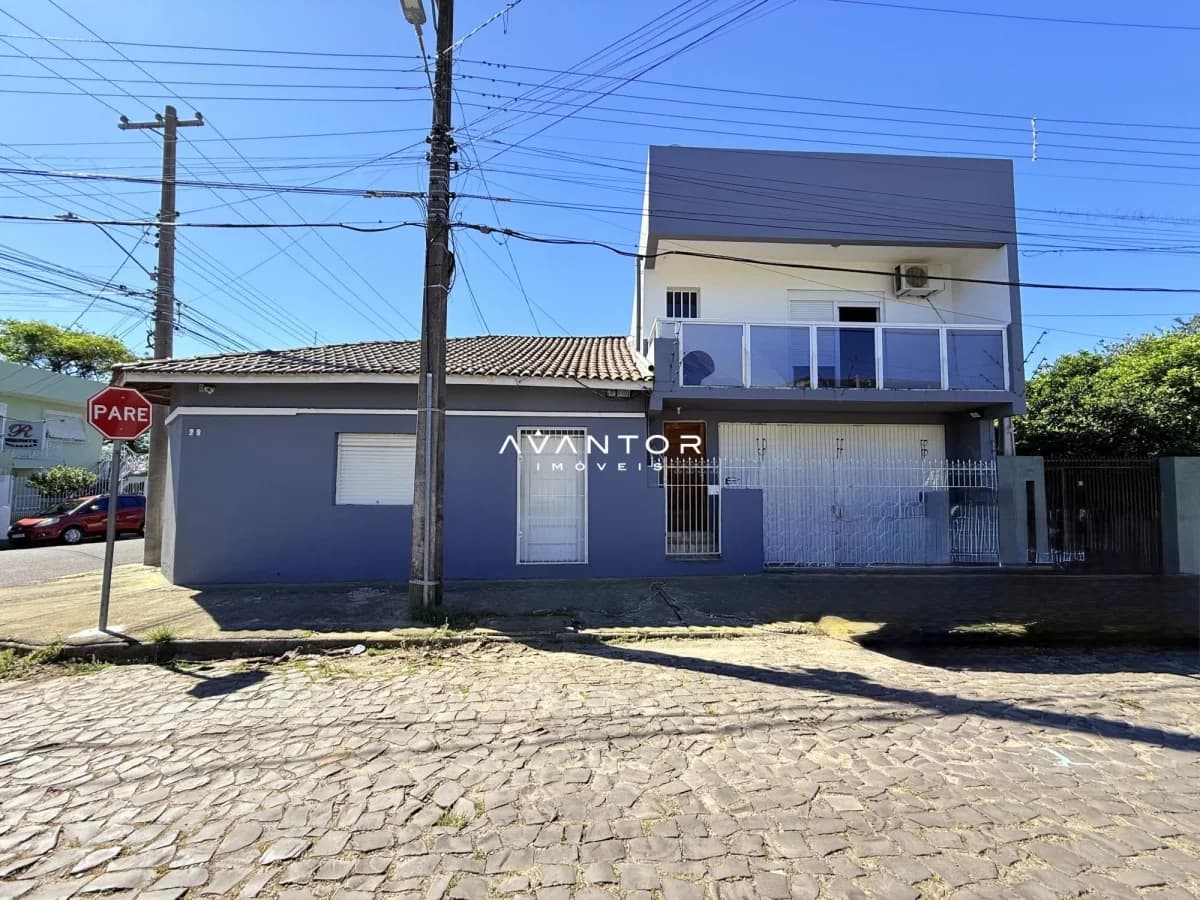 Fachada da casa com garagem — Casa com 4 quartos à venda em Passo D'Areia, Santa Maria/RS