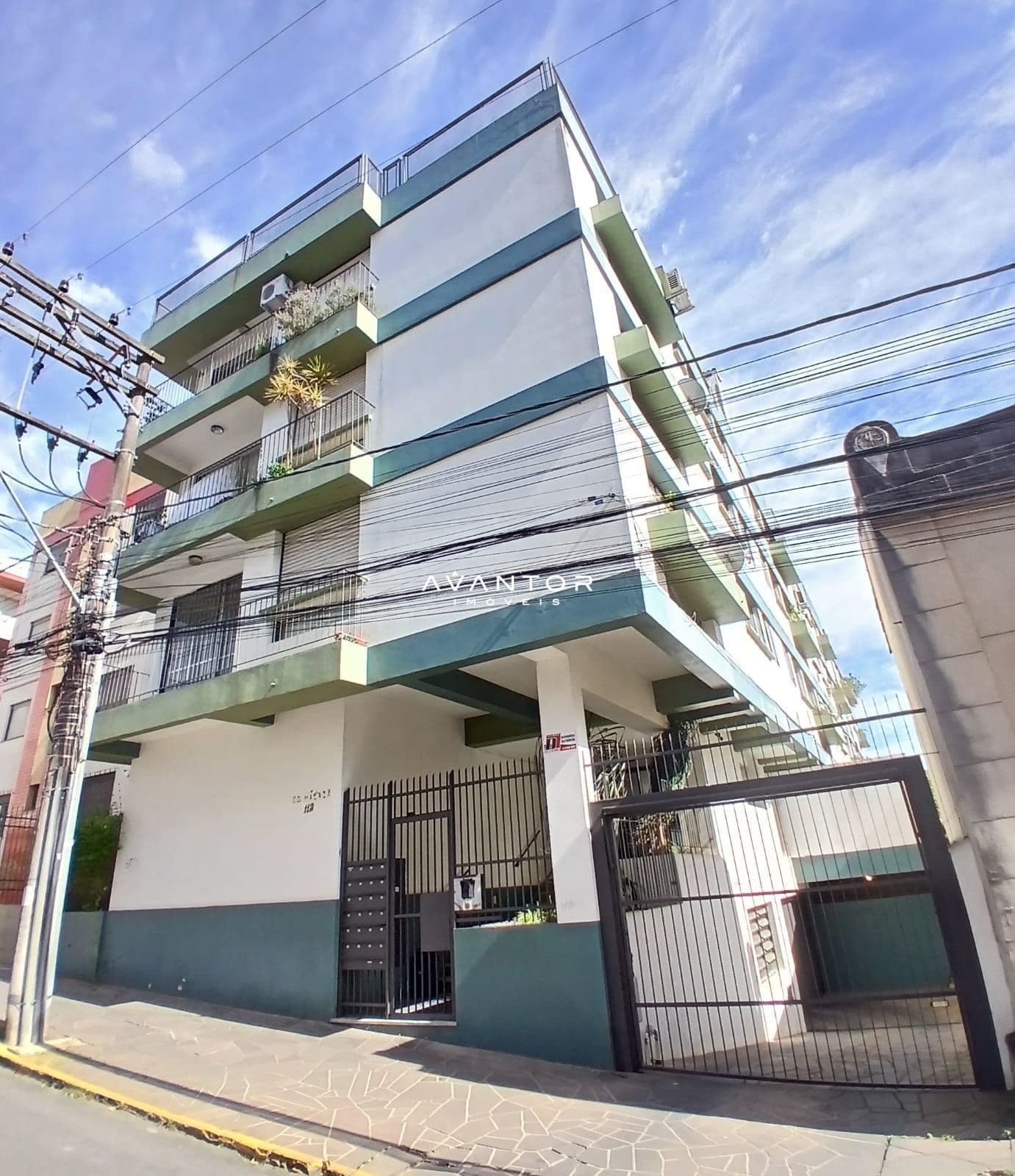 Fachada do prédio com sacadas — Apartamento com 1 quarto à venda no Edifício Málaga, em Centro, Santa Maria/RS