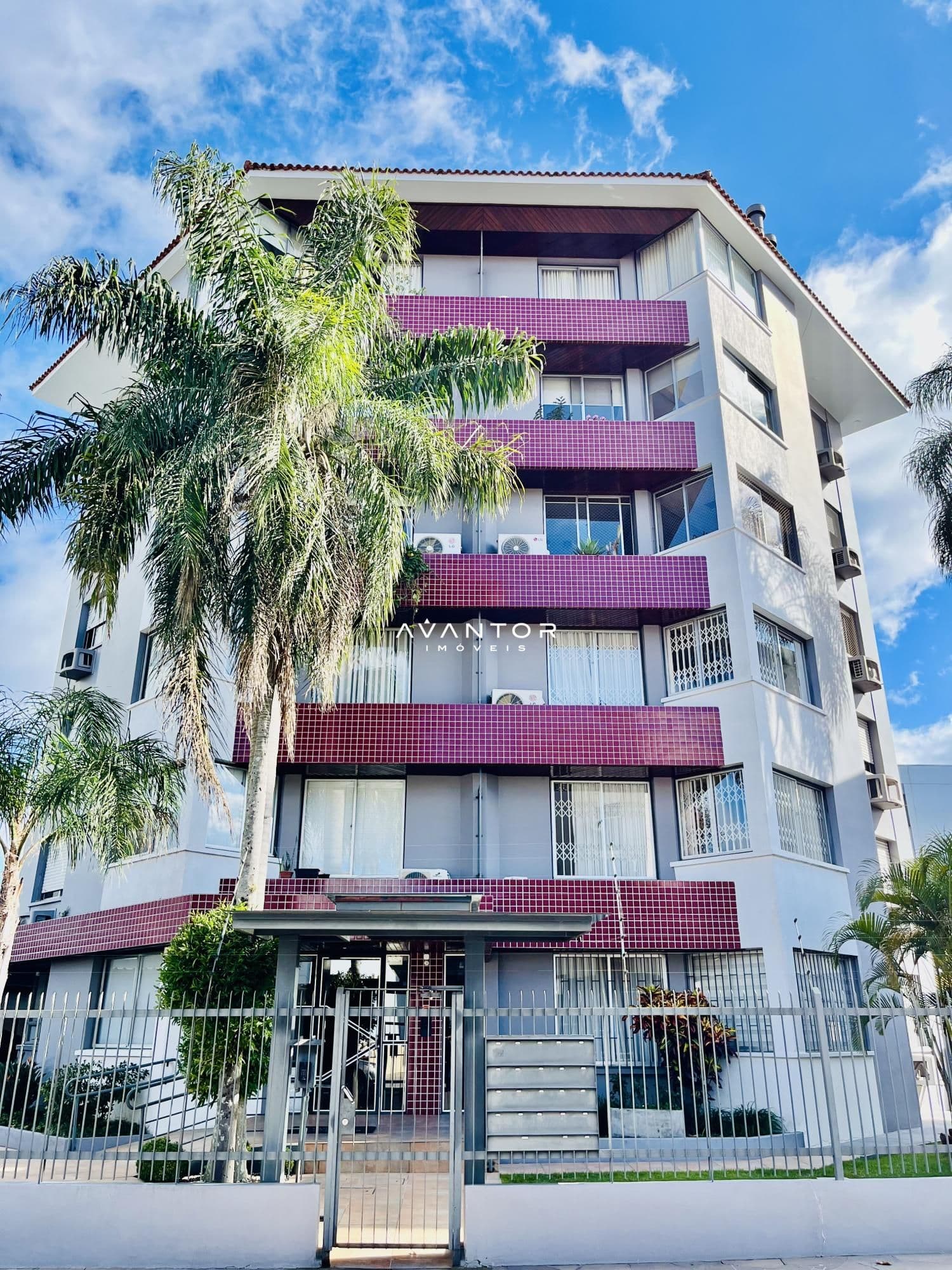 Fachada do prédio com sacadas — Apartamento com 3 quartos à venda em Nossa Senhora de Lourdes, Santa Maria/RS