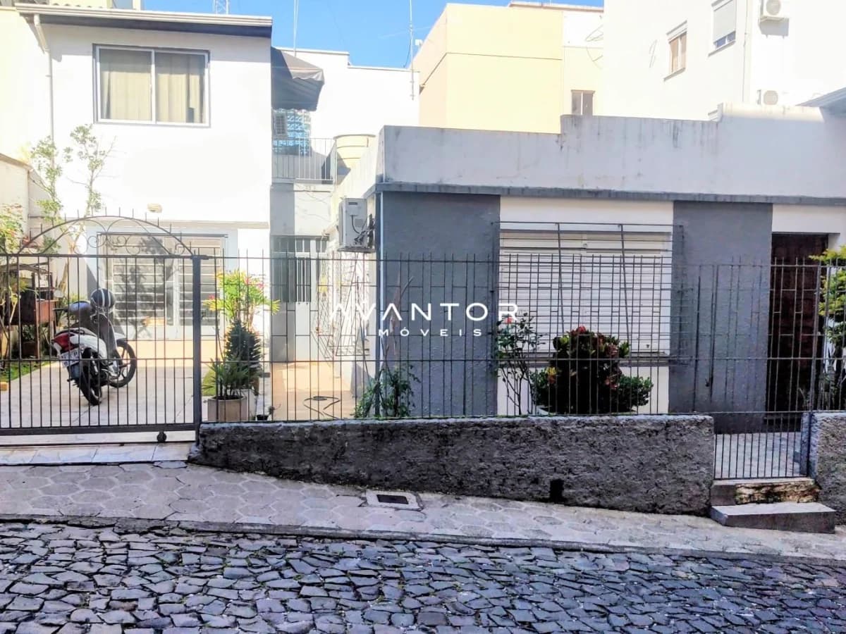 Fachada da casa com garagem — Edificios Vila Rica e Vila Velha, Nossa Senhora de Fátima, Santa Maria/RS