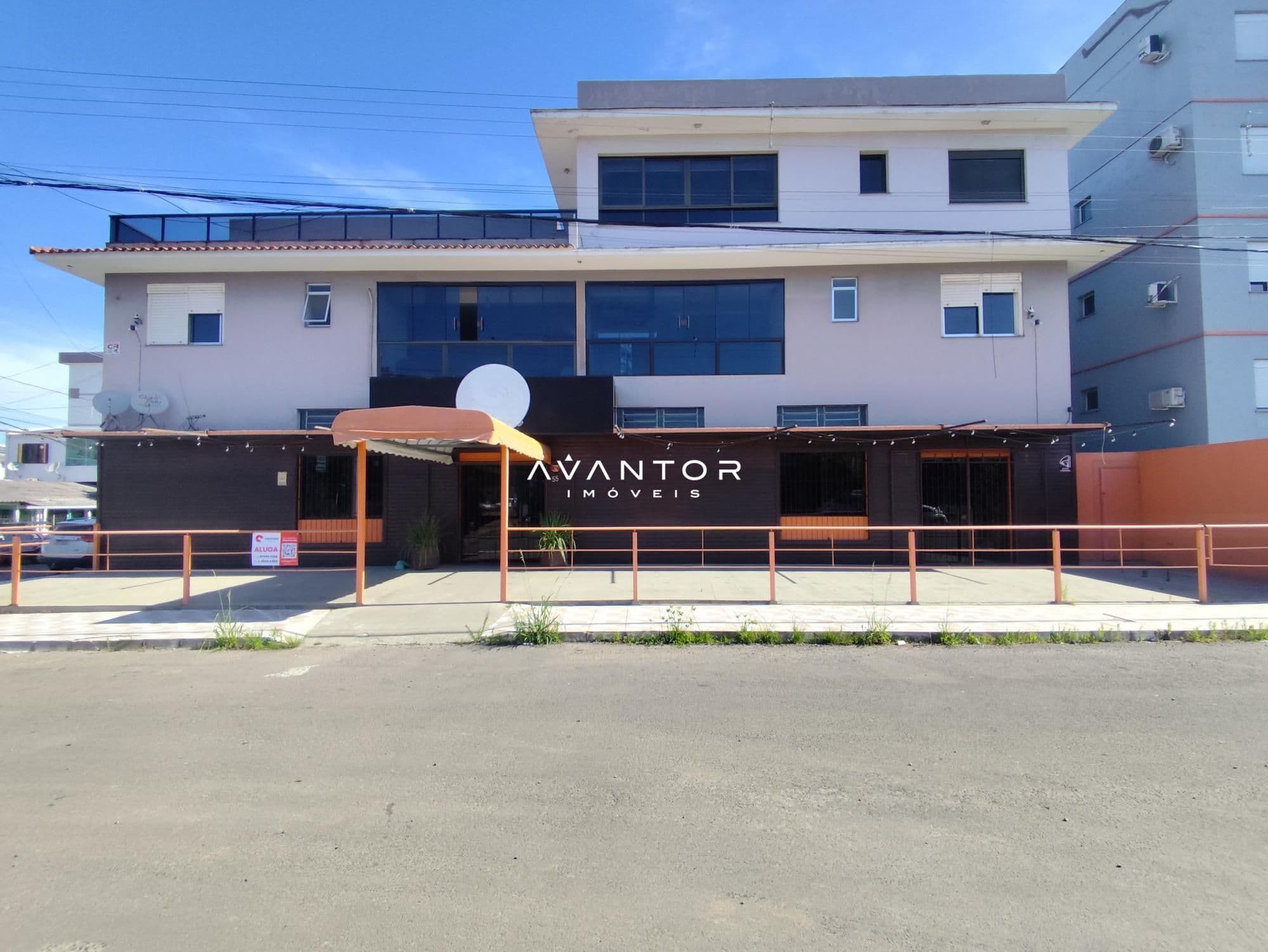 Fachada do prédio com térreo comercial — Loja com 2 salas para alugar em Camobi, Santa Maria/RS