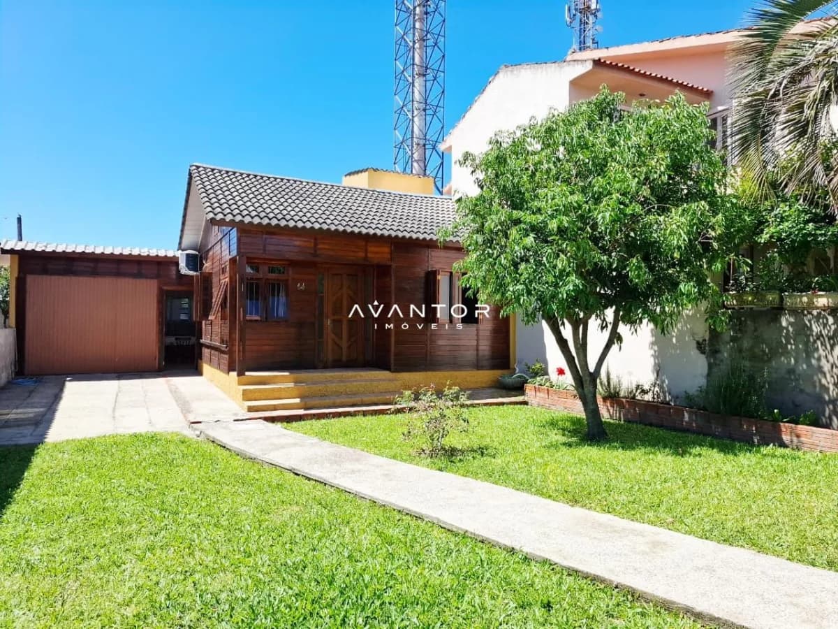Fachada da casa com garagem e pátio — Casa com 2 quartos à venda em Camobi, Santa Maria/RS