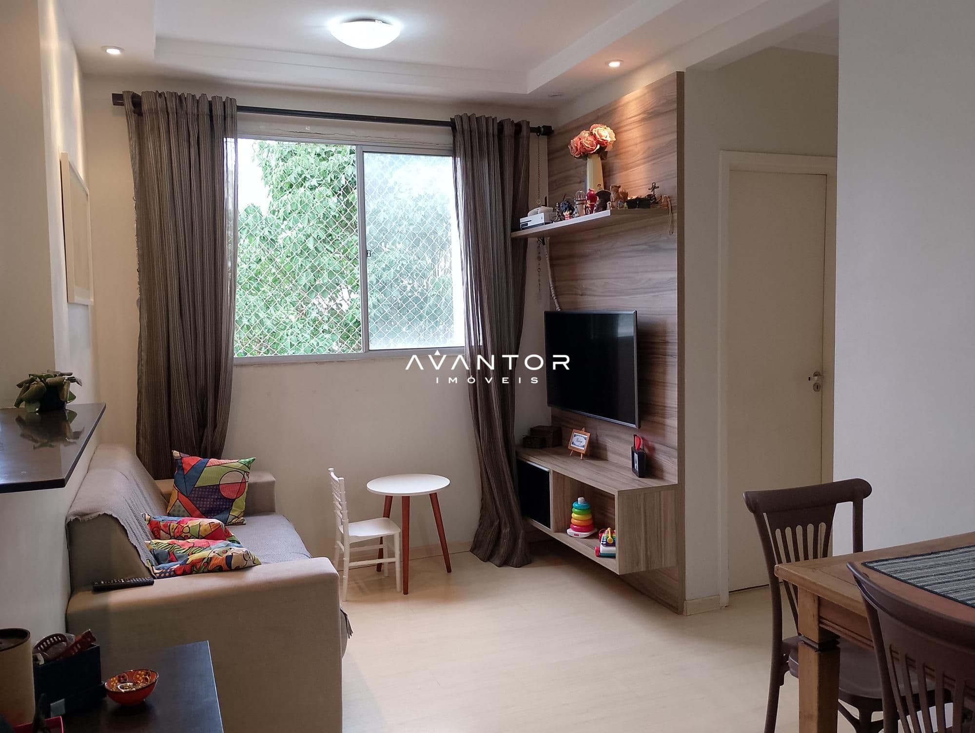Sala de estar com painel de TV — Apartamento com 2 quartos à venda em Parque São Sebastião, Ribeirão Preto/SP