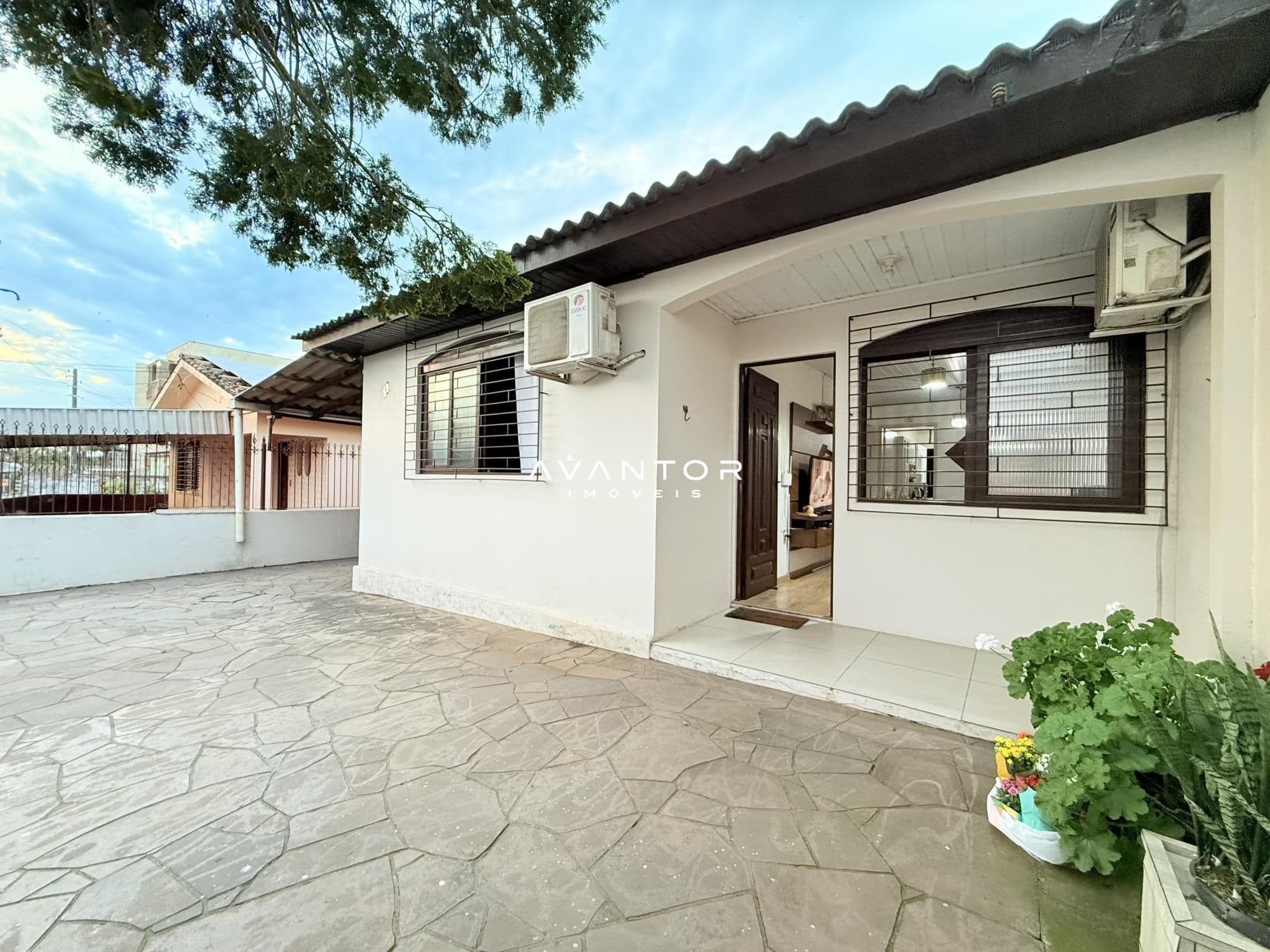 Fachada da casa com pátio — Casa com 3 quartos à venda em Noal, Santa Maria/RS