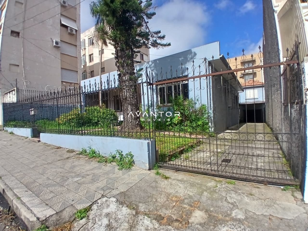 Fachada do imóvel com portão de entrada — Casa com 3 quartos para alugar em Nossa Senhora do Rosário, Santa Maria/RS