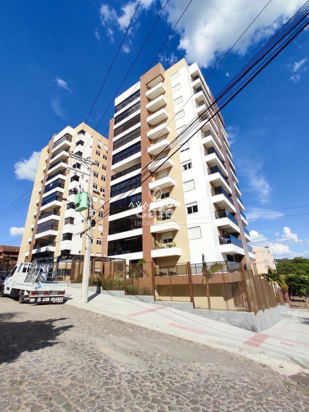 Apartamento amplo com 4 dormitórios, sendo 3 suíte, ampla área gourmet, 3 vagas de garagen — Apartamento com 4 quartos à venda em Nossa Senhora de Lourdes, Santa Maria/RS