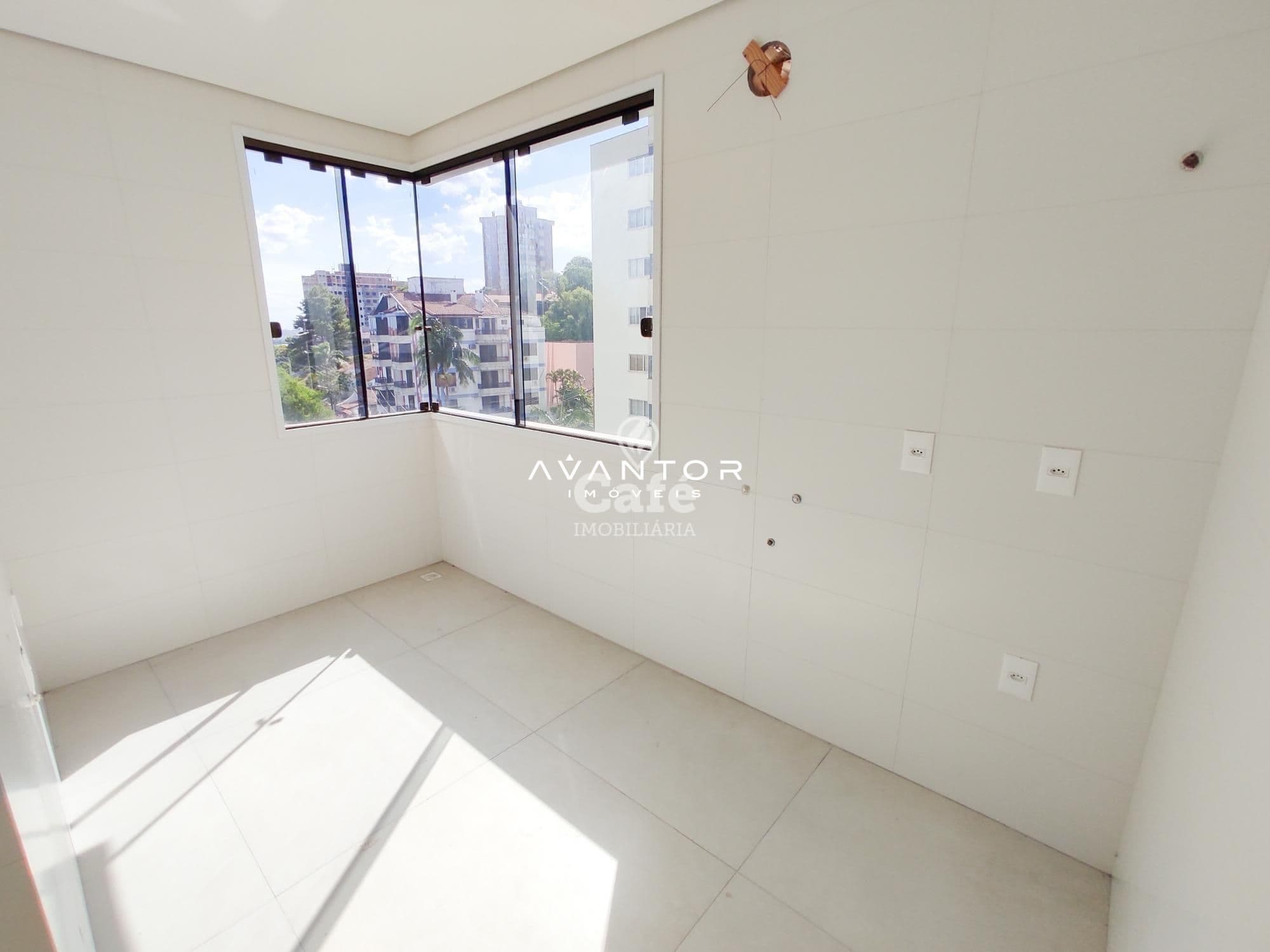 Apartamento amplo com 4 dormitórios, sendo 3 suíte, ampla área gourmet, 3 vagas de garagen — Apartamento com 4 quartos à venda em Nossa Senhora de Lourdes, Santa Maria/RS