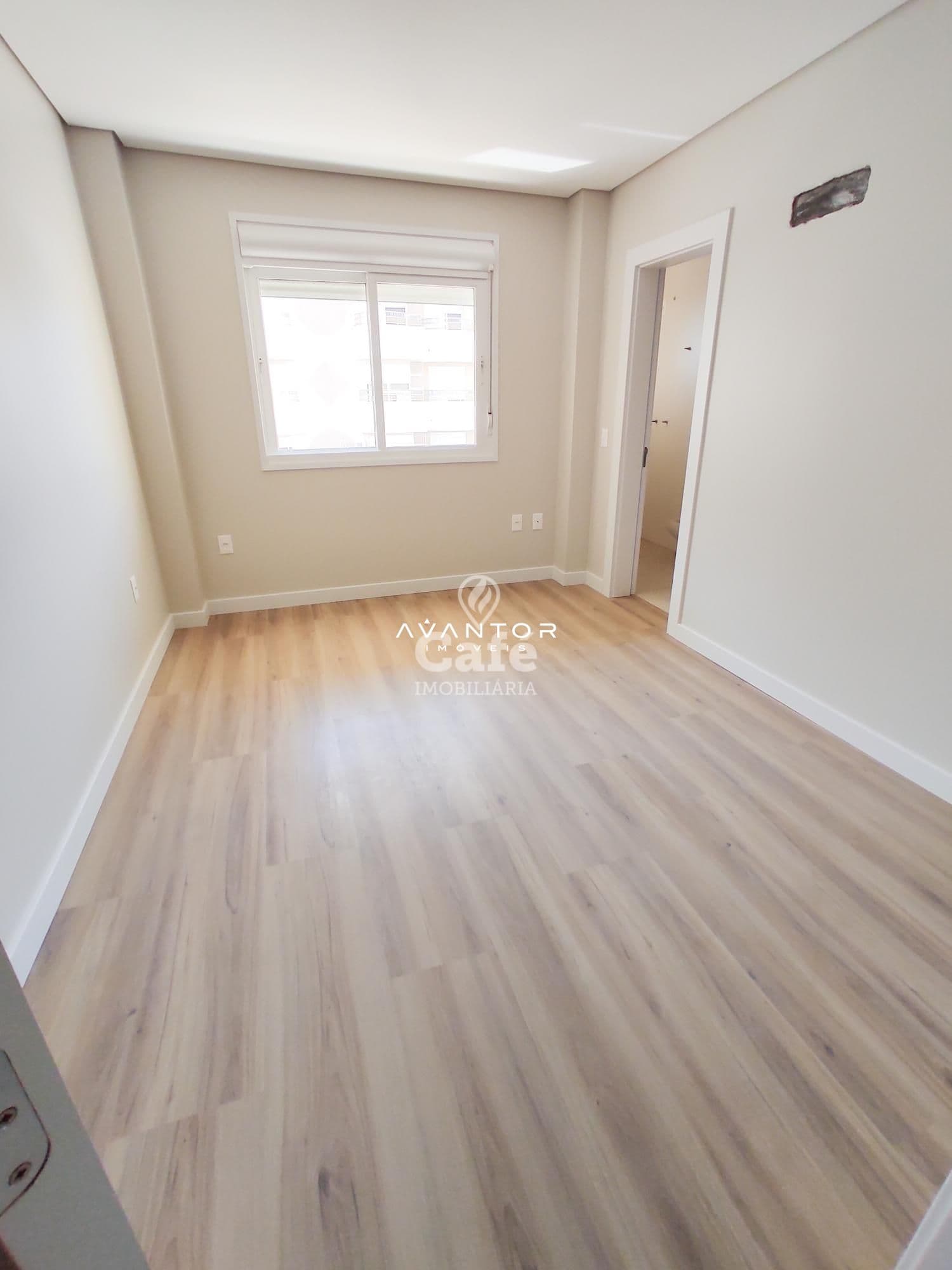 Apartamento amplo com 4 dormitórios, sendo 3 suíte, ampla área gourmet, 3 vagas de garagen — Apartamento com 4 quartos à venda em Nossa Senhora de Lourdes, Santa Maria/RS