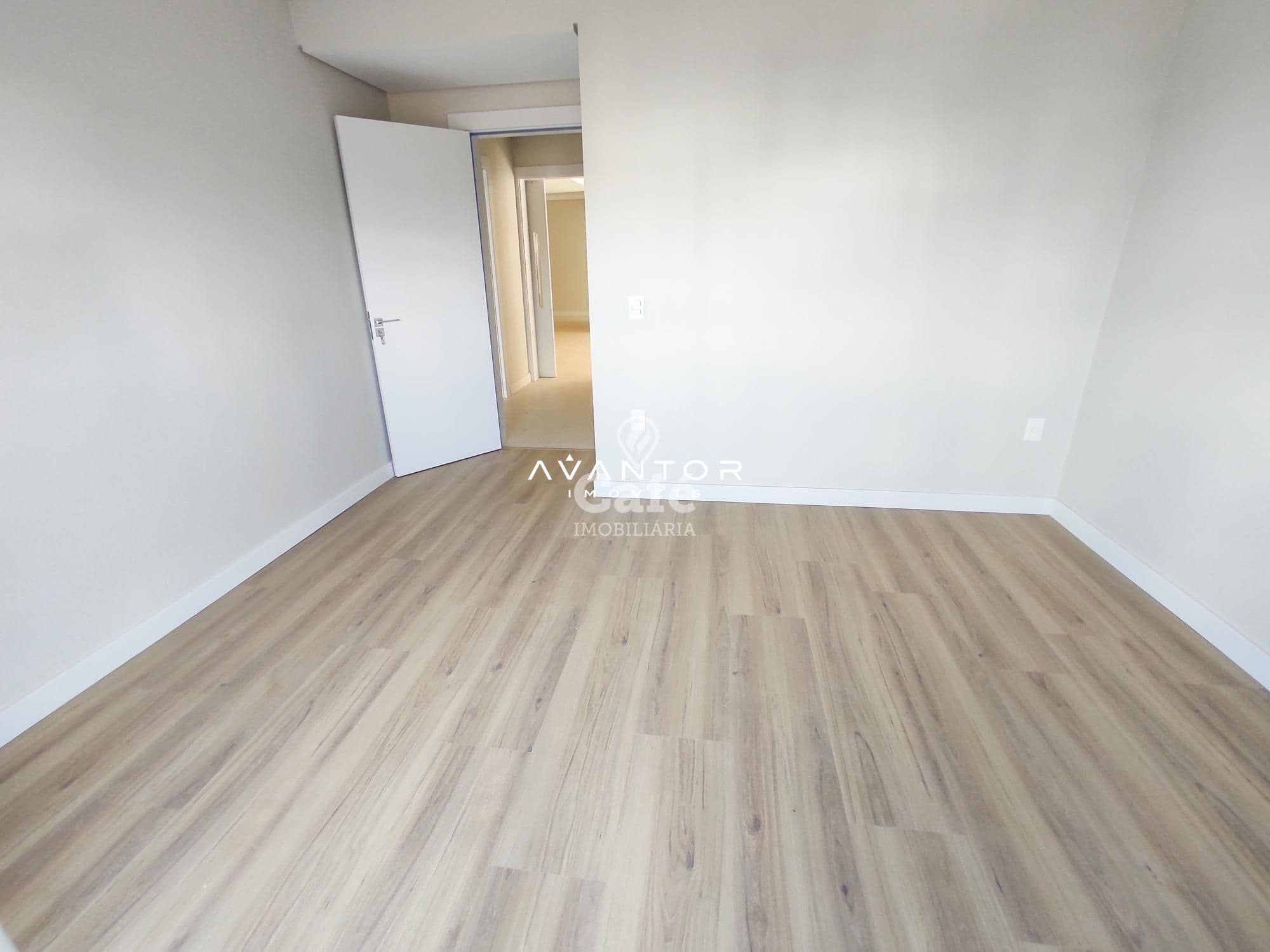 Apartamento amplo com 4 dormitórios, sendo 3 suíte, ampla área gourmet, 3 vagas de garagen — Apartamento com 4 quartos à venda em Nossa Senhora de Lourdes, Santa Maria/RS