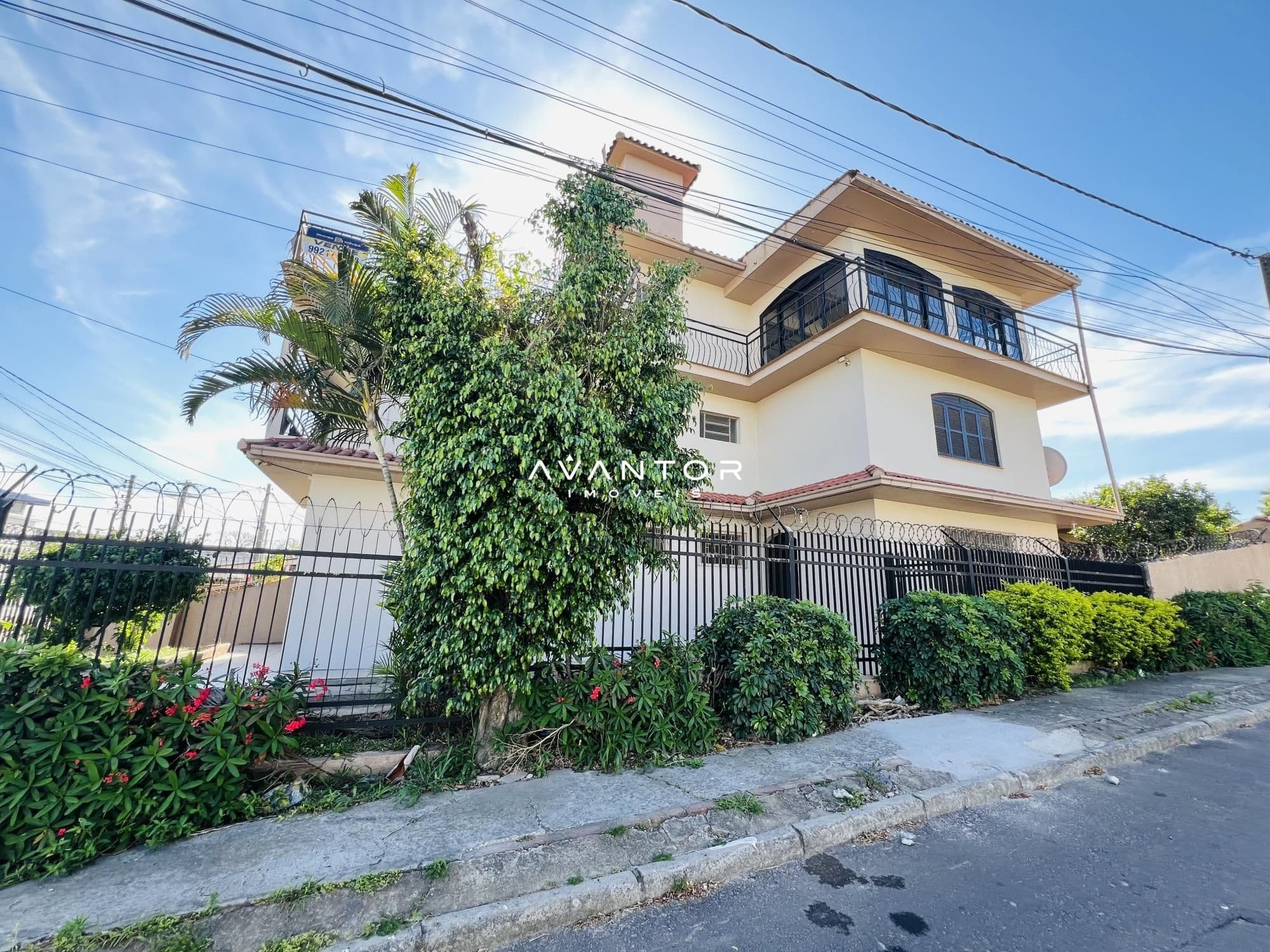 Fachada da casa com varanda — Casa com 3 quartos à venda em Juscelino Kubitschek, Santa Maria/RS