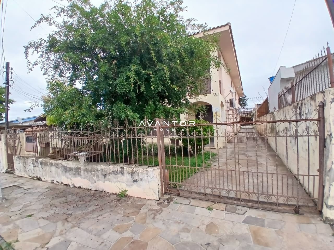 Fachada da casa com pátio — Apartamento com 3 quartos para alugar em Pinheiro Machado, Santa Maria/RS