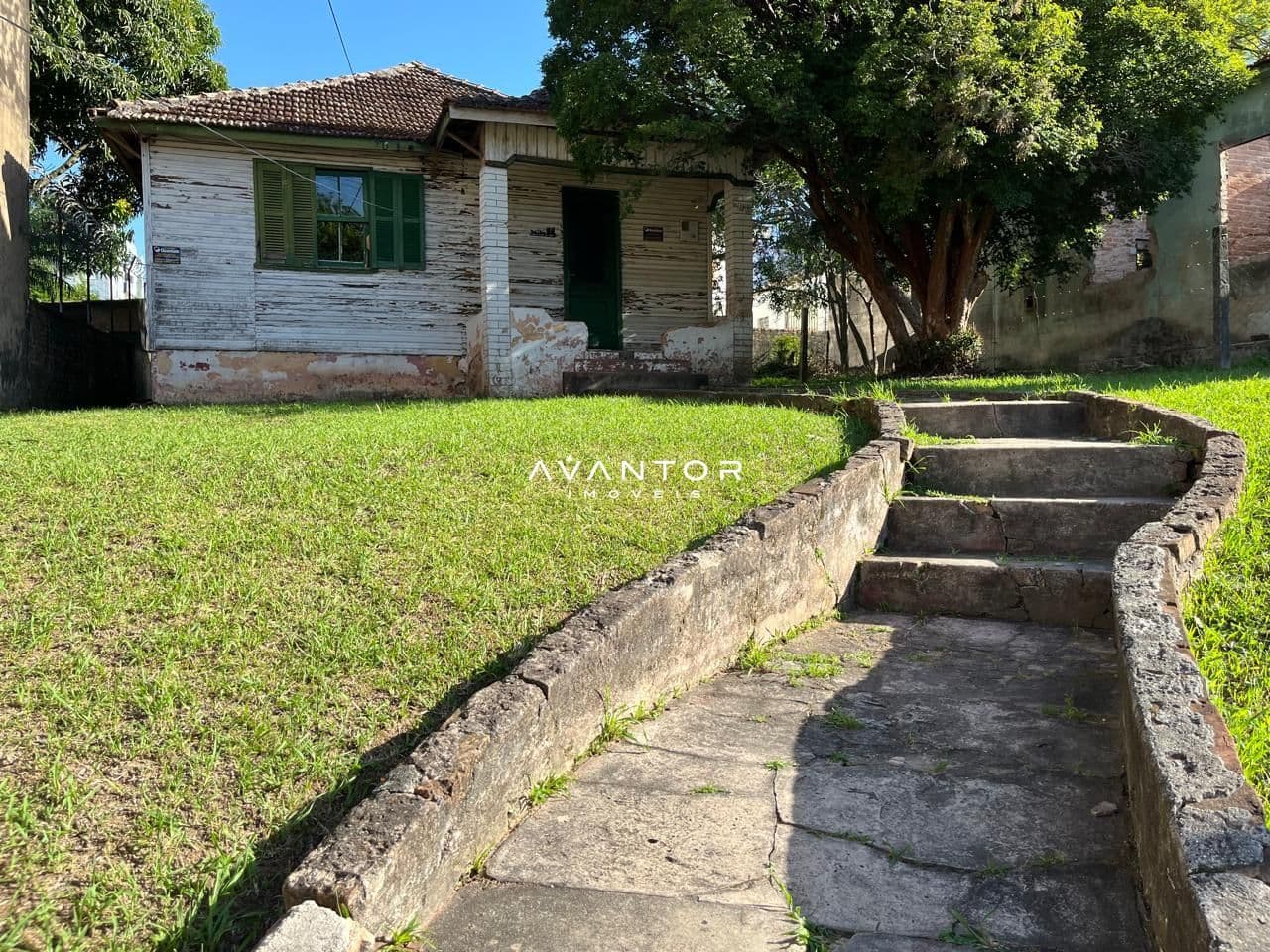 Fachada da casa com pátio — Terreno à venda em Nossa Senhora do Rosário, Santa Maria/RS