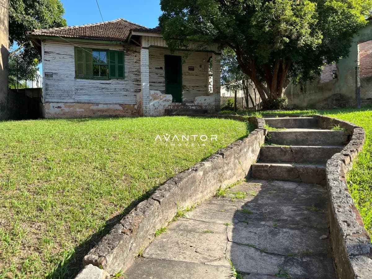 Fachada da casa com pátio — Terreno à venda em Nossa Senhora do Rosário, Santa Maria/RS