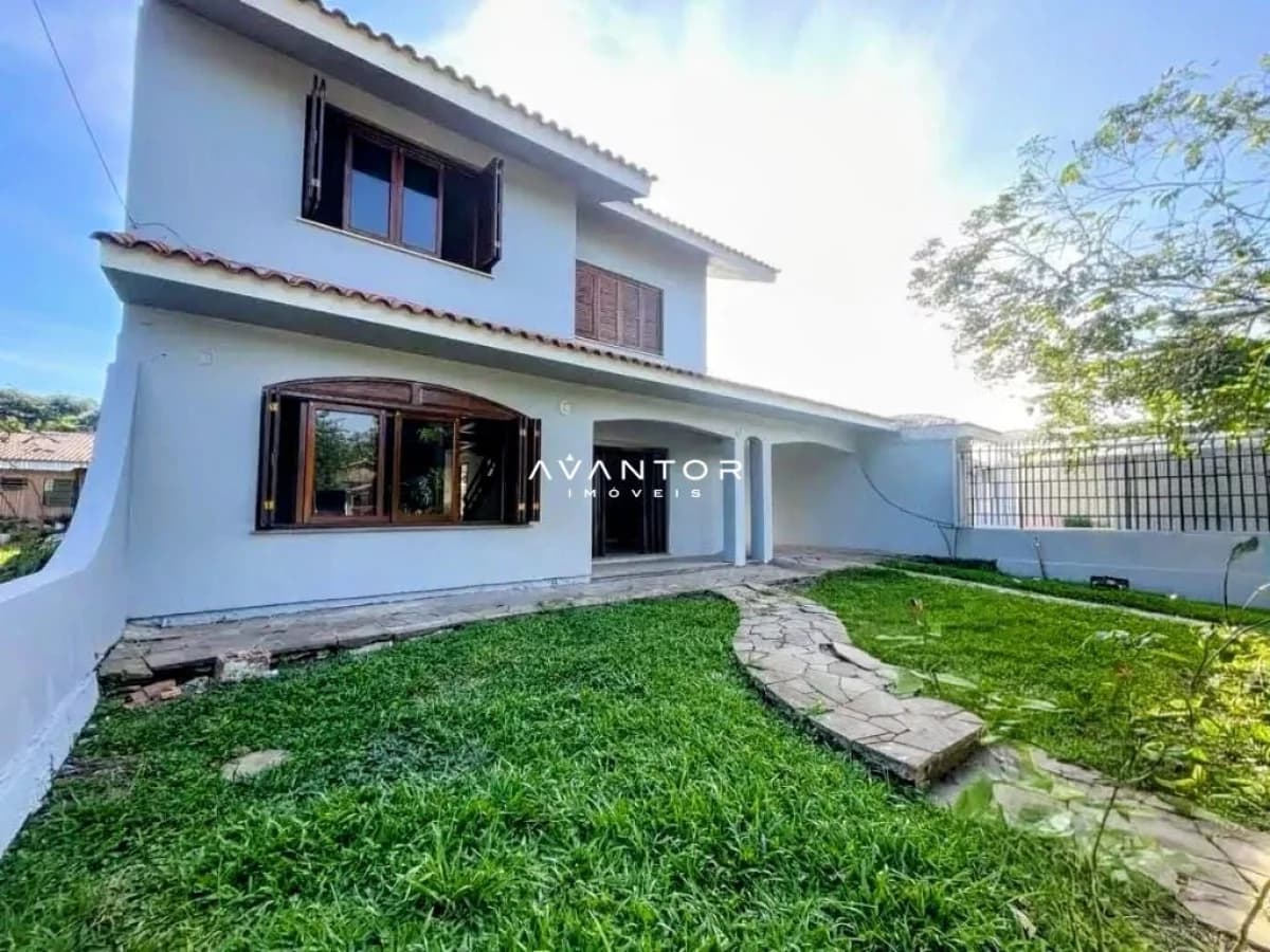 Fachada da casa com pátio — Casa com 4 quartos à venda em Pé de Plátano, Santa Maria/RS