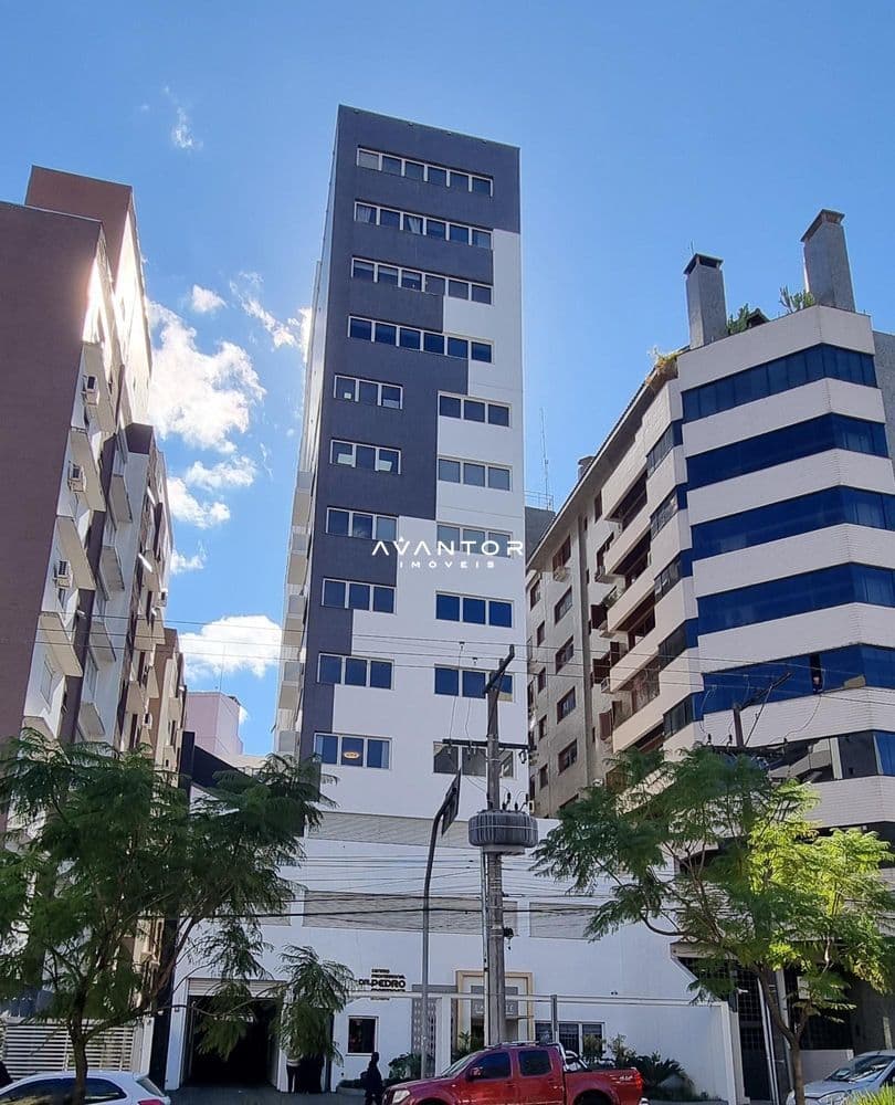 Fachada do prédio com vizinhança — Sala Comercial com 4 salas à venda em Centro, Santa Maria/RS