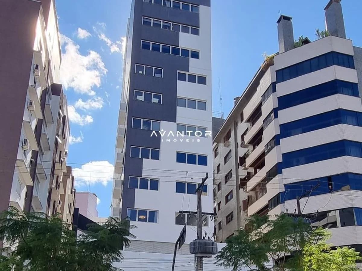 Fachada do prédio com vizinhança — Sala Comercial com 4 salas à venda em Centro, Santa Maria/RS