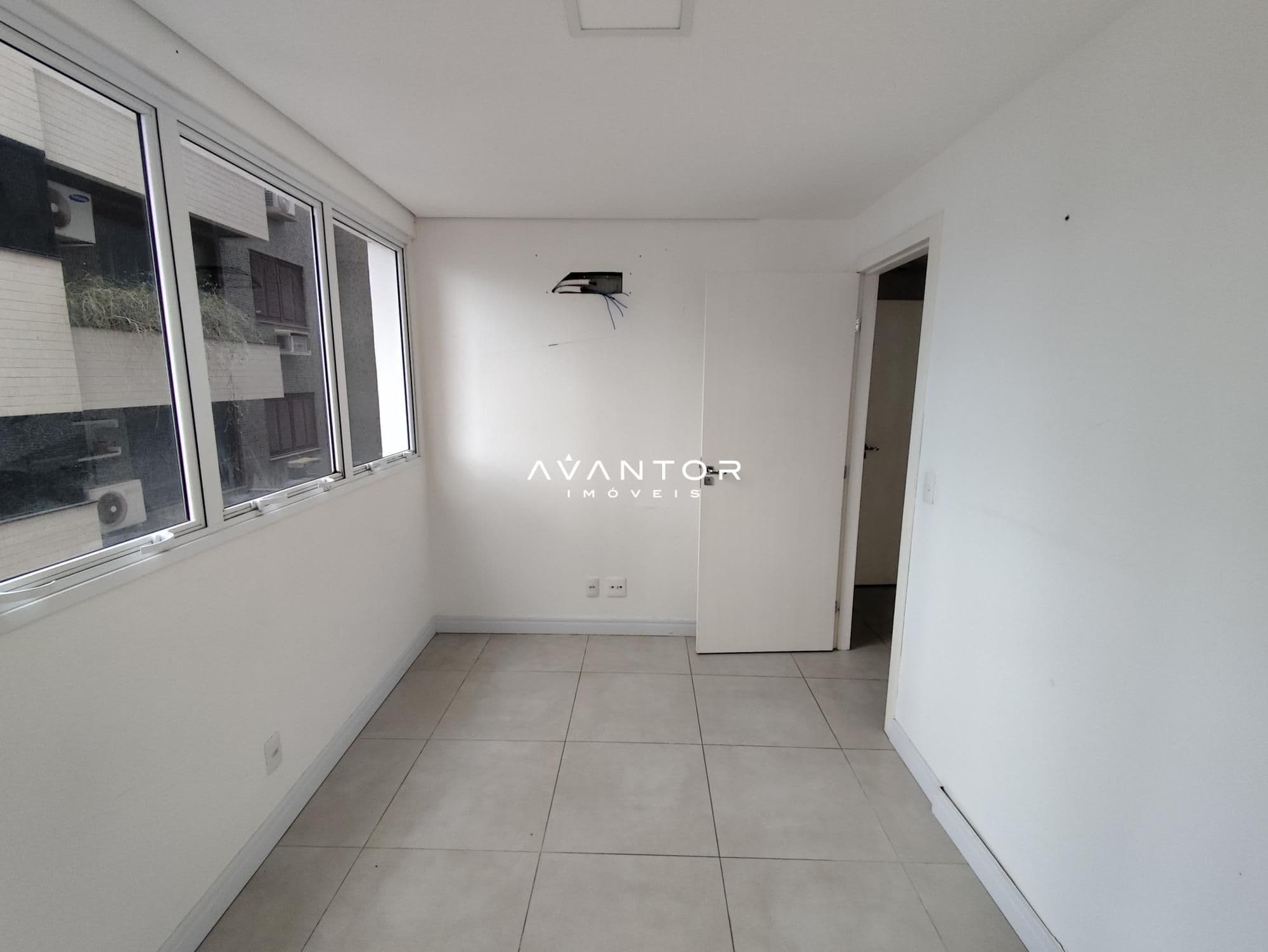 Sala Comercial com 4 salas à venda no Centro Profissional Dr. Pedro Martinez, em Centro, Santa Maria/RS — foto 7 de 9