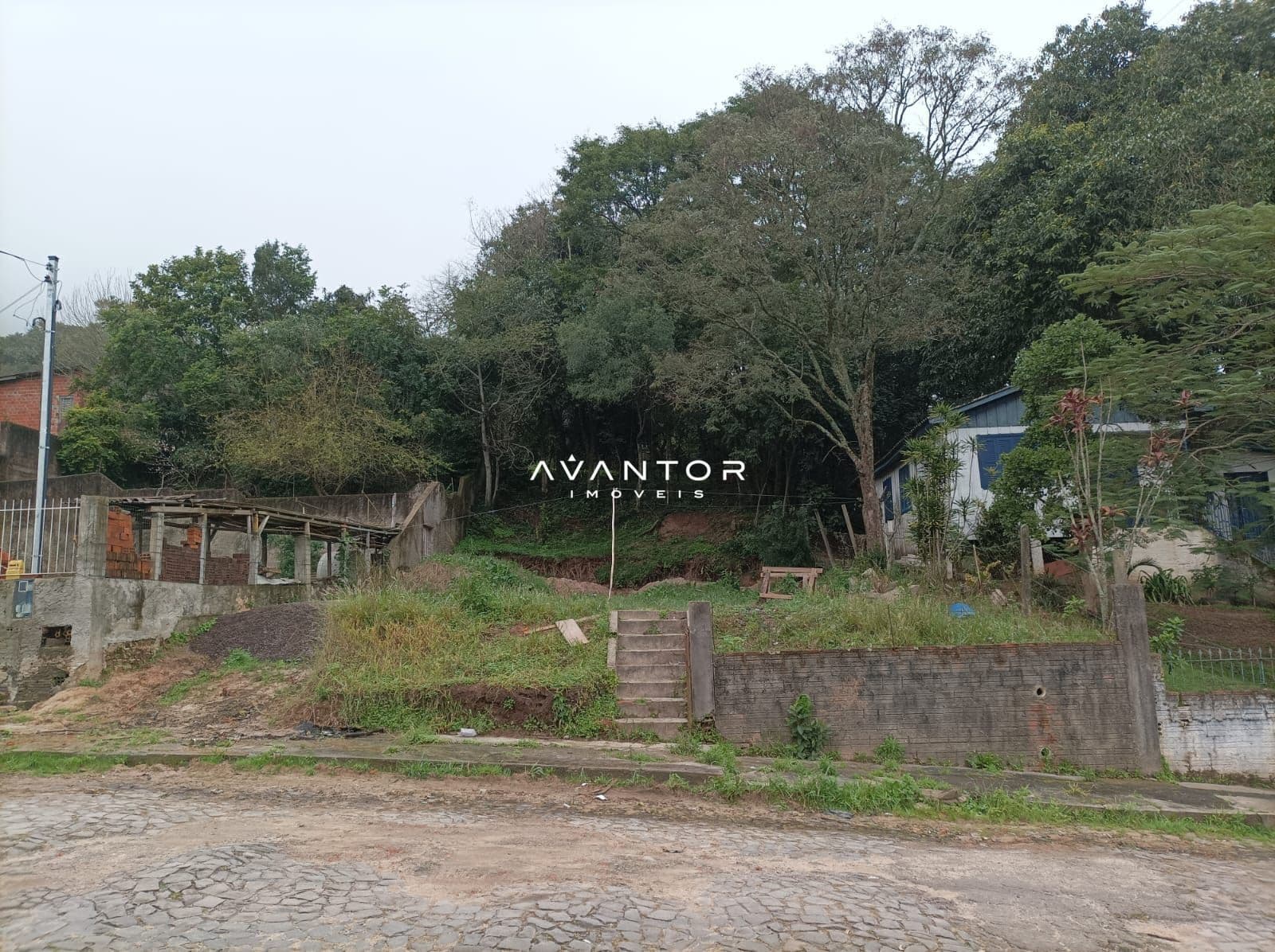 Terreno com vegetação e construções — Terreno à venda em Nossa Senhora do Perpétuo Socorro, Santa Maria/RS