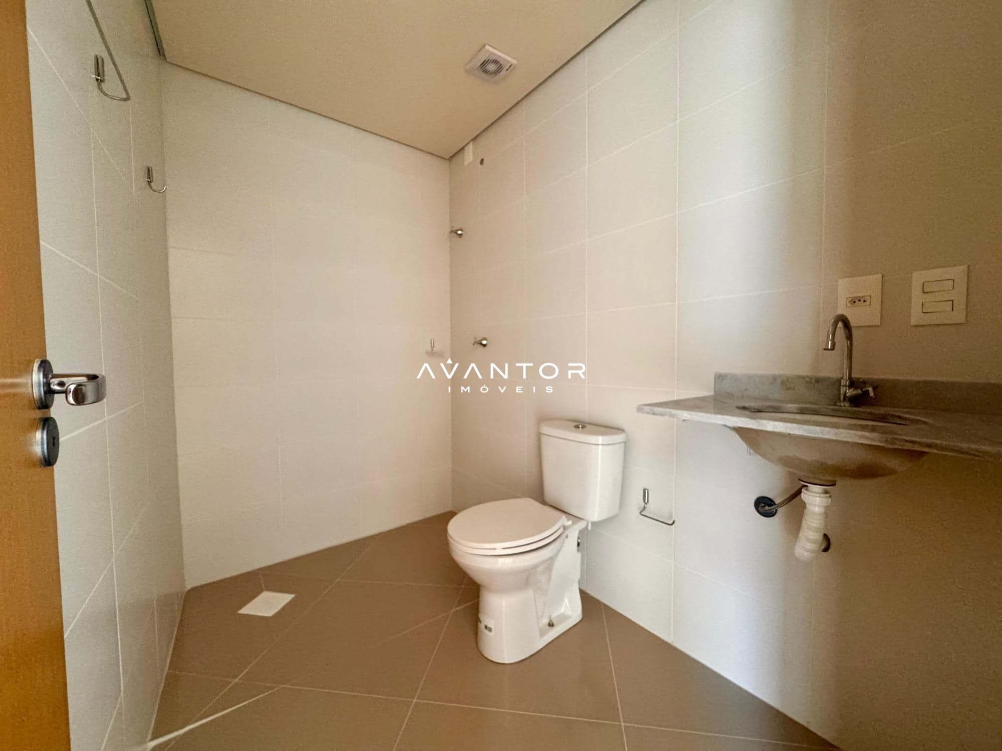 Banheiro — Apartamento com 2 quartos à venda no Residencial Cristo Rei, em Centro, Santa Maria/RS