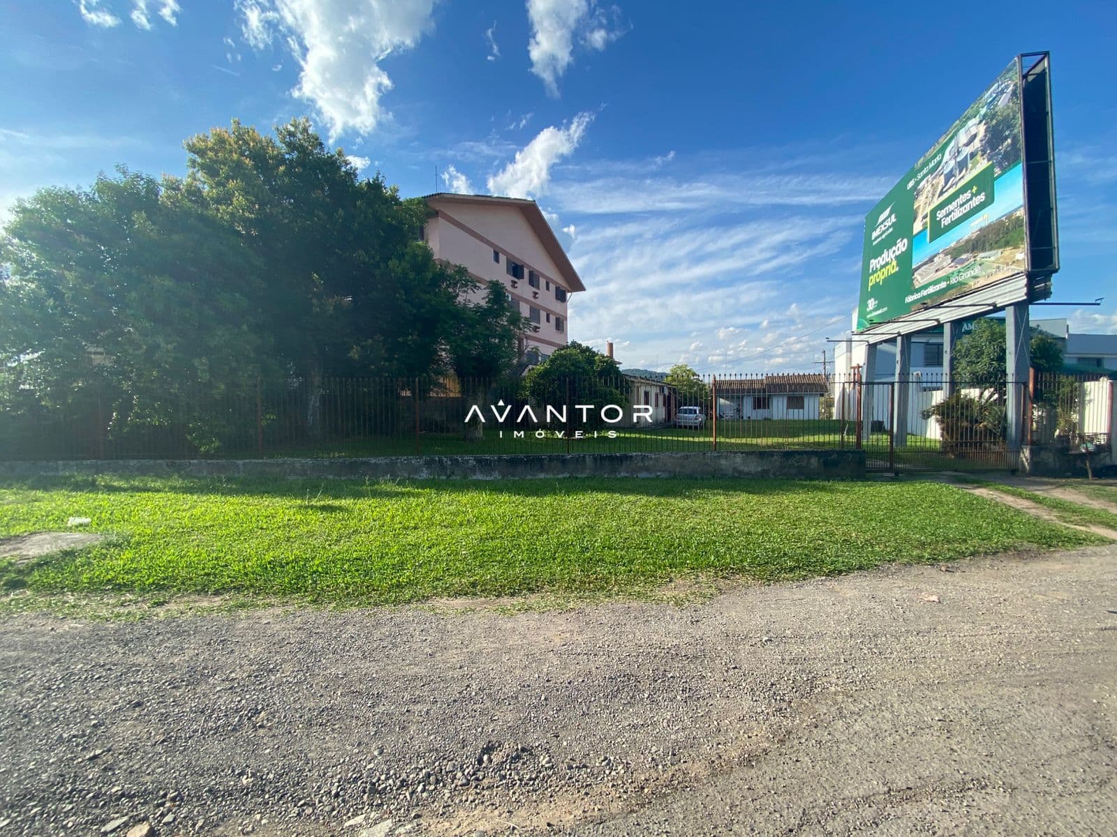 Terreno com vista para edifício residencial — Terreno à venda em Camobi, Santa Maria/RS