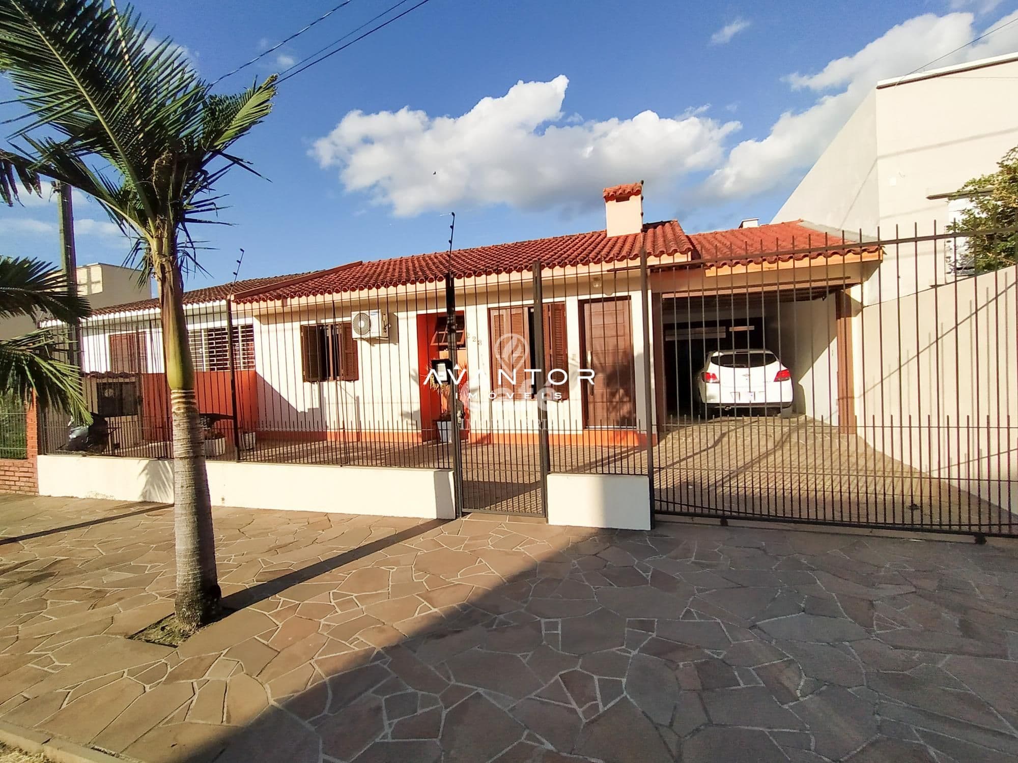 Fachada da casa com pátio — Casa com 3 quartos à venda em Dom Antônio Reis, Santa Maria/RS
