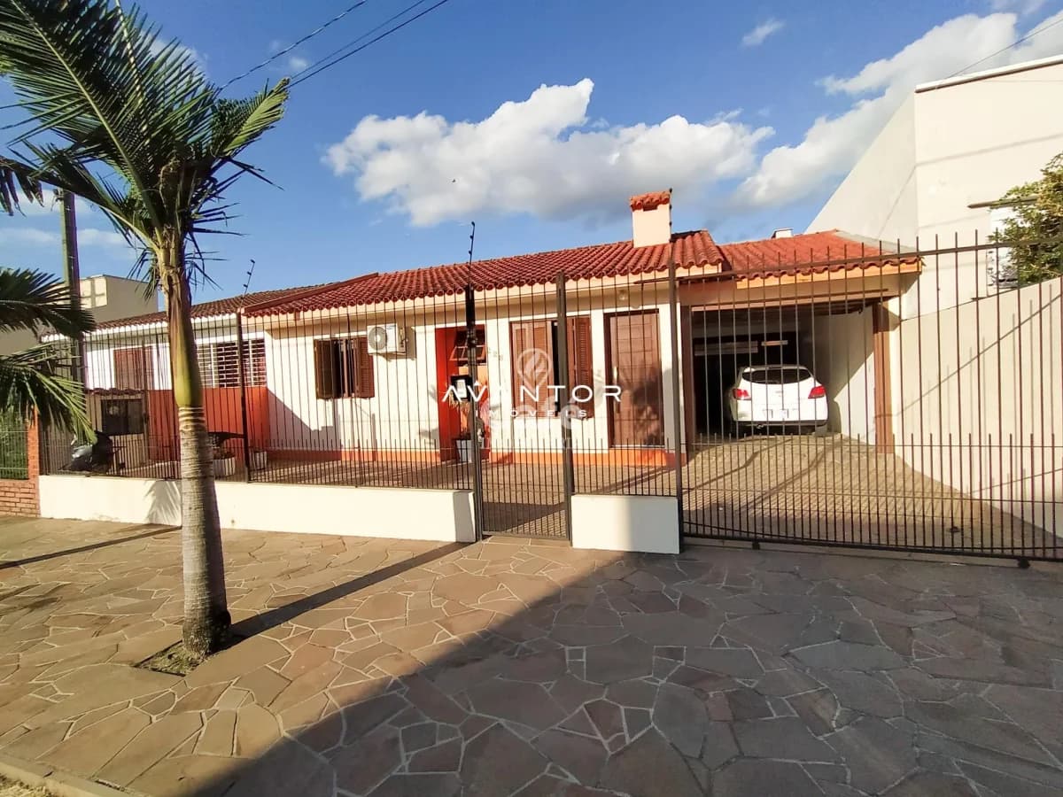 Fachada da casa com pátio — Casa com 3 quartos à venda em Dom Antônio Reis, Santa Maria/RS