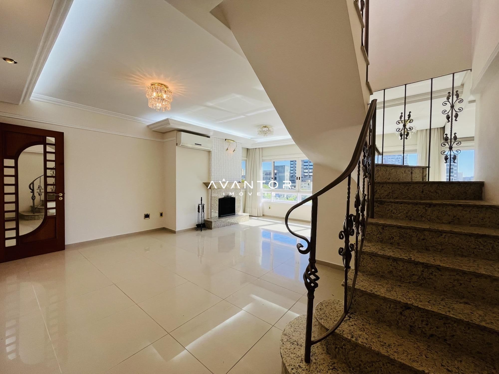 Hall de entrada com escada — Cobertura com 3 quartos à venda no Edifício Ybytory, em Centro, Santa Maria/RS
