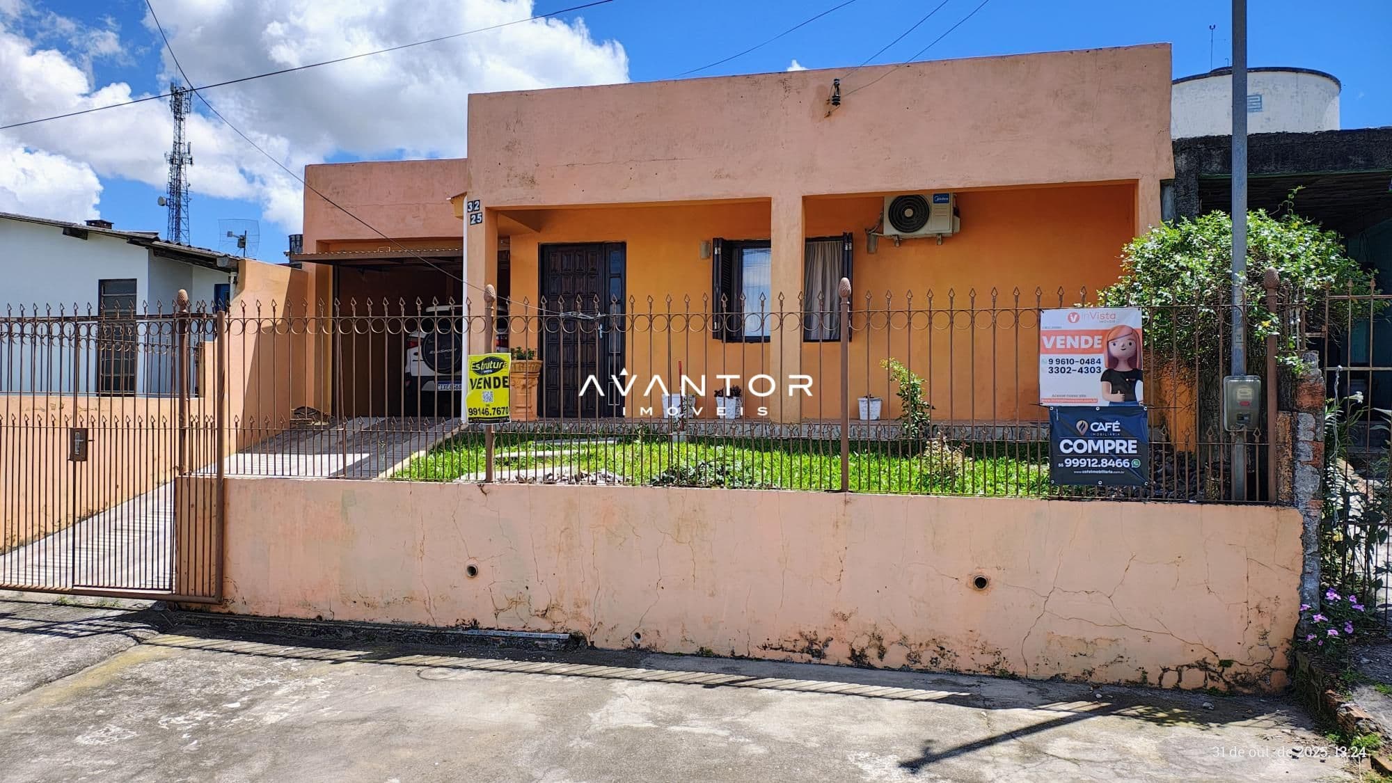 Fachada da casa com garagem — Casa com 3 quartos à venda em Tancredo Neves, Santa Maria/RS