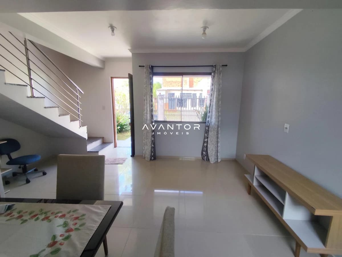 Sala de estar integrada com escada — Casa com 2 quartos à venda em Camobi, Santa Maria/RS