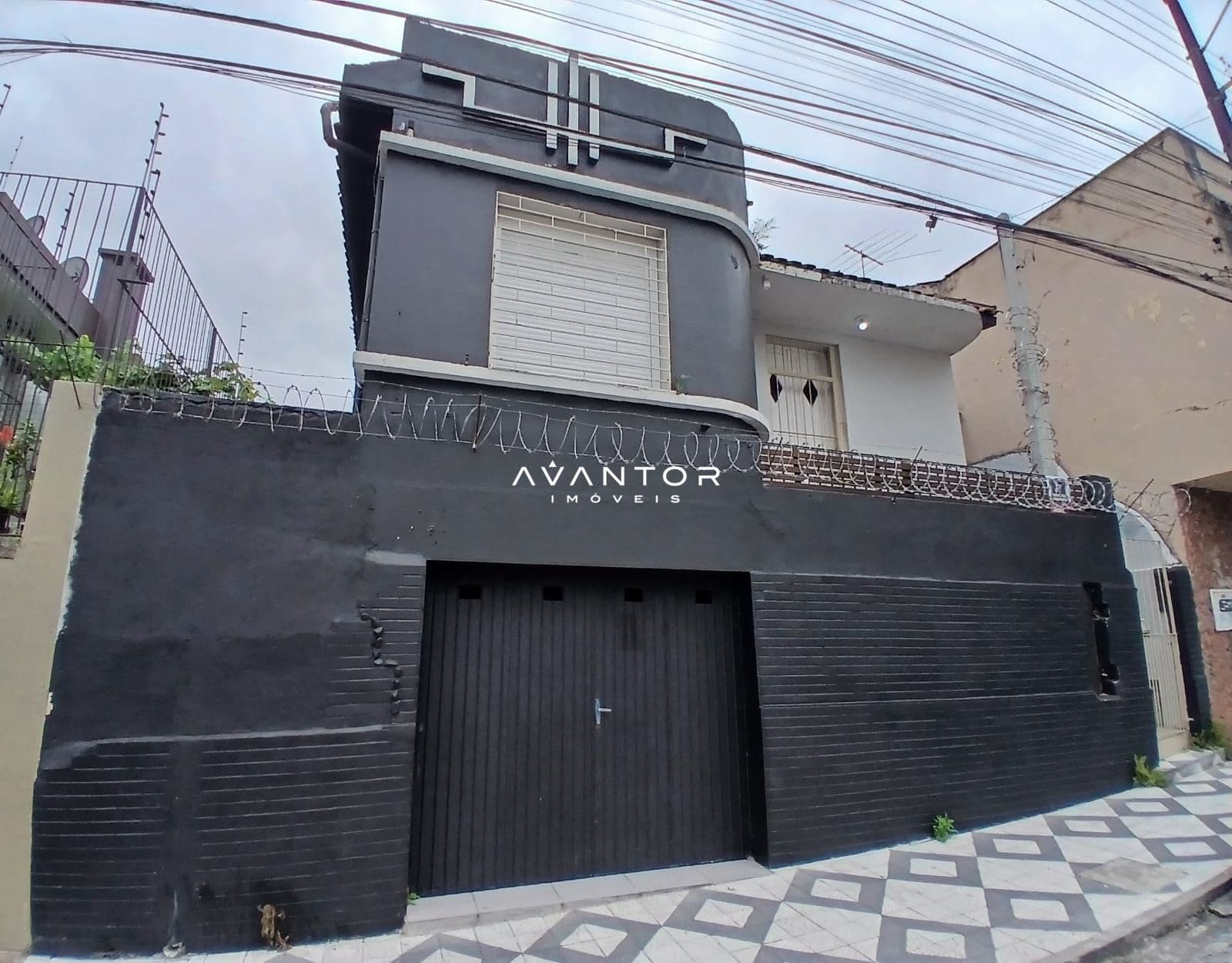 Fachada da casa com garagem — Casa com 3 quartos à venda em Centro, Santa Maria/RS