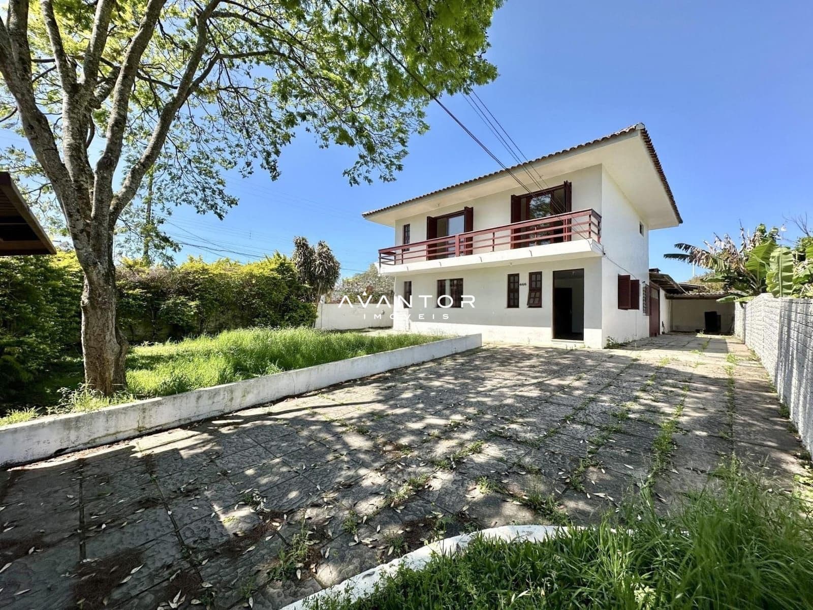 Fachada da casa com pátio — Casa com 3 quartos para alugar em Tomazetti, Santa Maria/RS