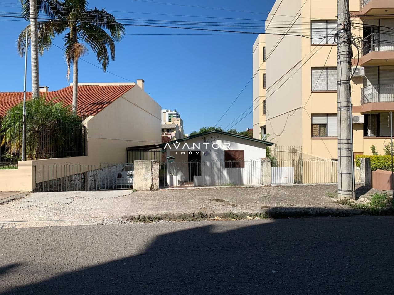 Fachada do terreno com construção — Terreno com 3 quartos à venda em Nossa Senhora de Fátima, Santa Maria/RS