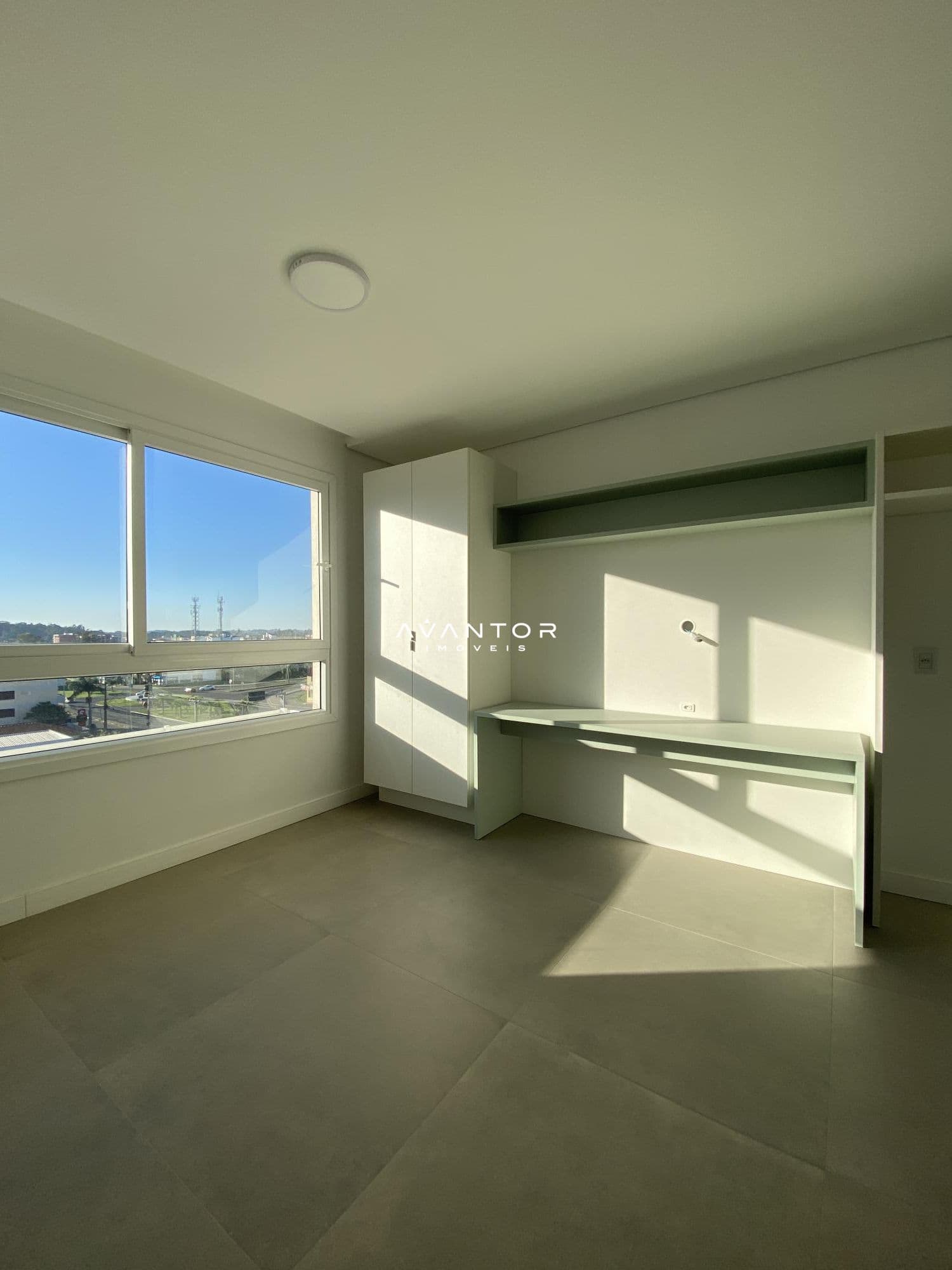 Dormitório com closet e vista para janela — Apartamento com 1 quarto para alugar em Camobi, Santa Maria/RS