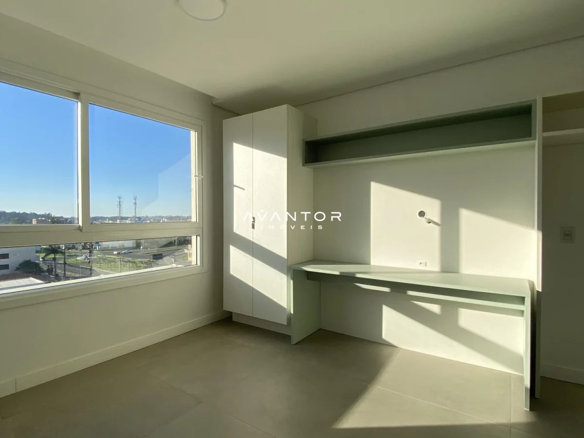 Dormitório com closet e vista para janela — Apartamento com 1 quarto para alugar em Camobi, Santa Maria/RS
