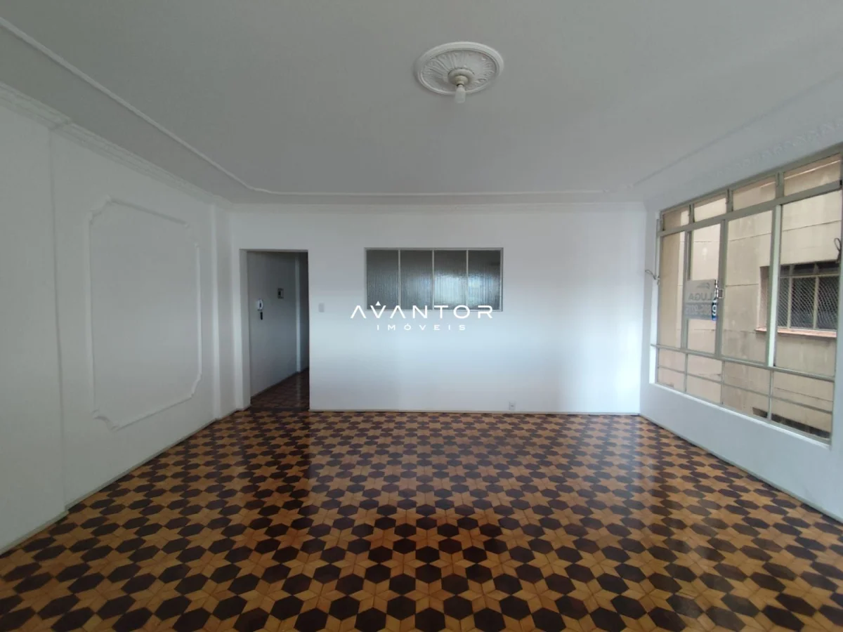 Sala de estar com piso de azulejo — Apartamento com 2 quartos à venda em Centro, Santa Maria/RS