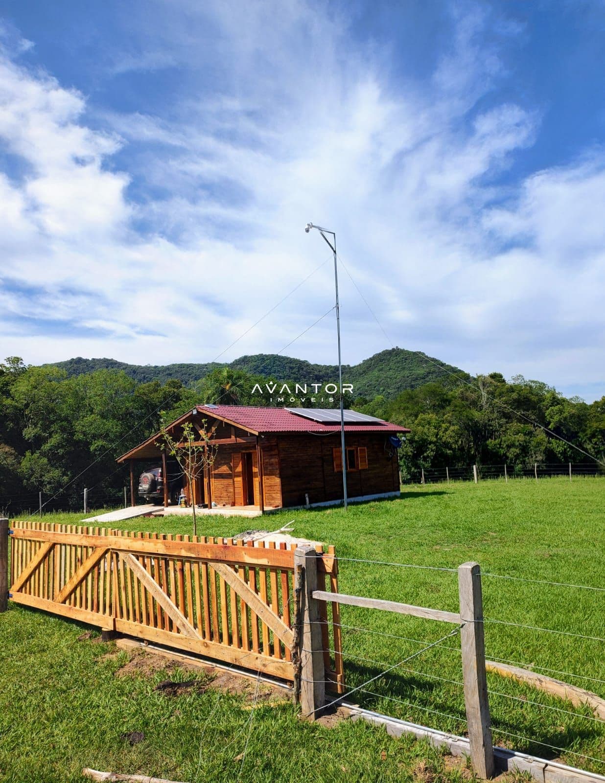 Casa de madeira com varanda e vista para montanhas — Chácara com 2 quartos à venda em Zona rural, São Martinho da Serra/RS