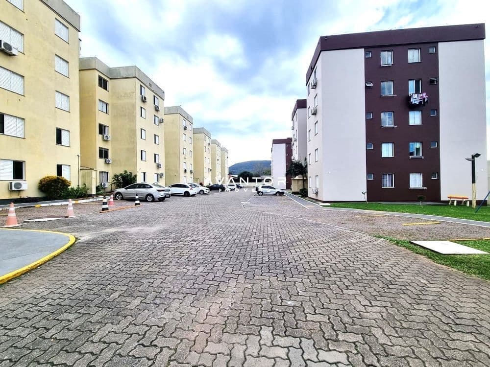 Fachada do condomínio com estacionamento — Apartamento com 2 quartos à venda no Residencial Araçá, em Camobi, Santa Maria/RS