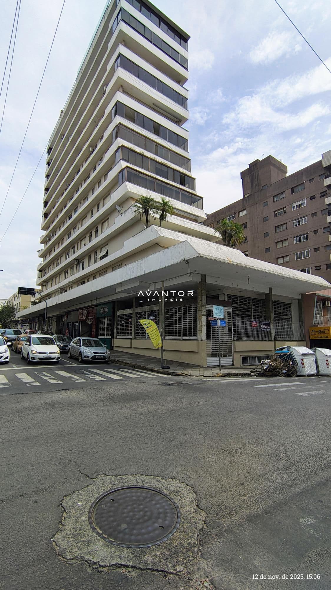 Fachada do prédio com lojas no térreo — Loja com 1 sala para alugar em Centro, Santa Maria/RS