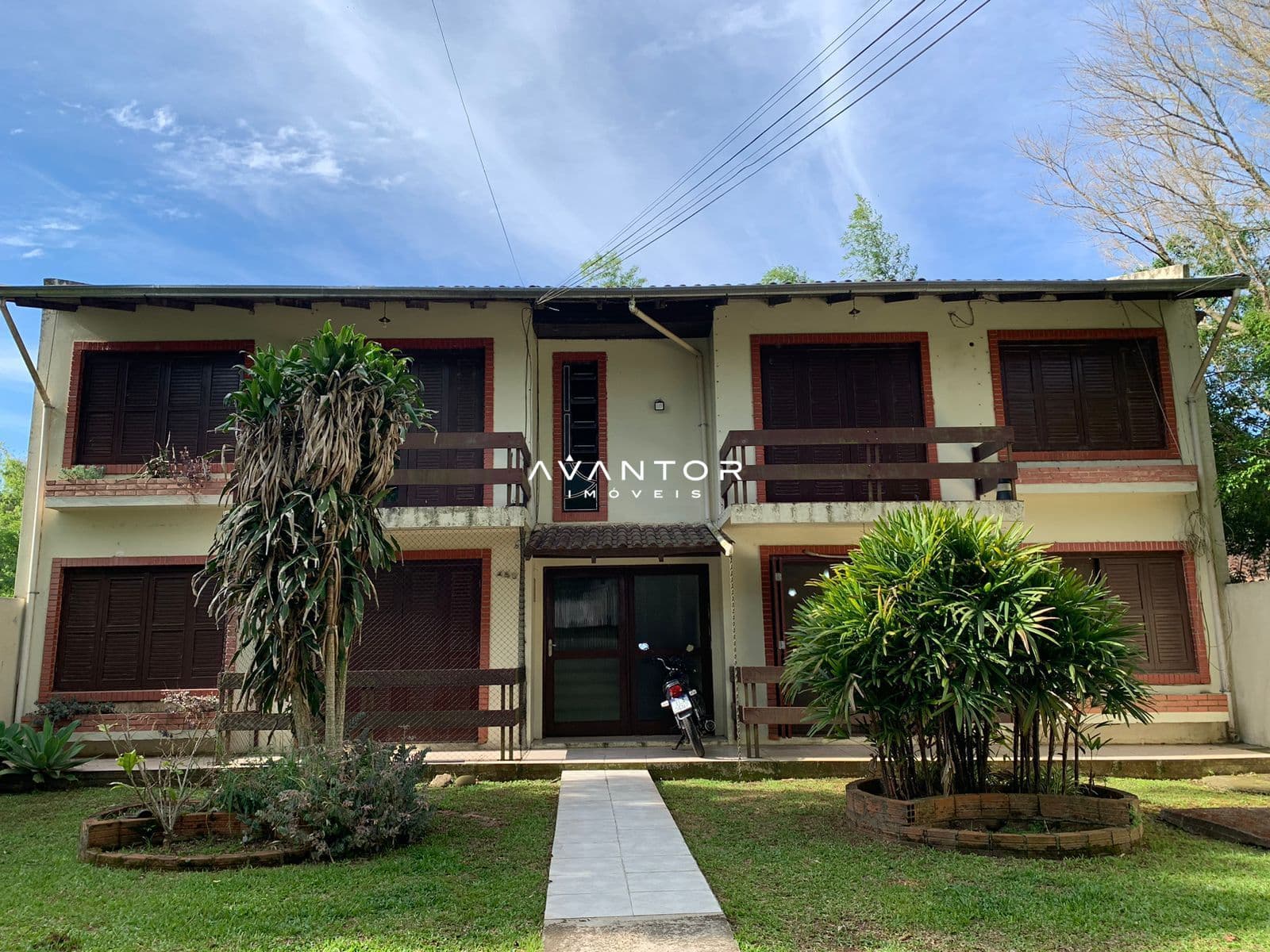 Fachada da casa com jardim — Apartamento com 2 quartos à venda em Camobi, Santa Maria/RS