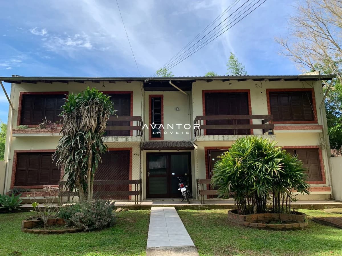 Fachada da casa com jardim — Apartamento com 2 quartos à venda em Camobi, Santa Maria/RS