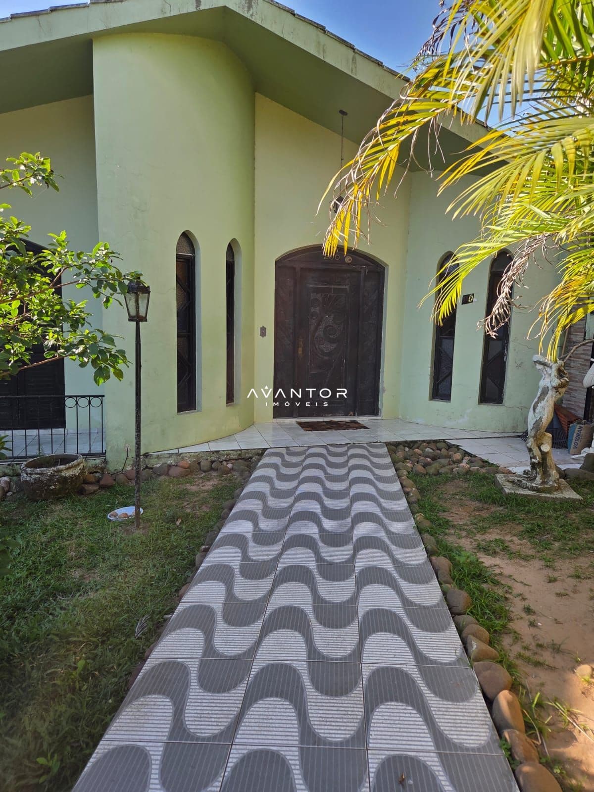 Fachada da casa com entrada e pátio — Casa com 3 quartos à venda em Nossa Senhora de Lourdes, Santa Maria/RS