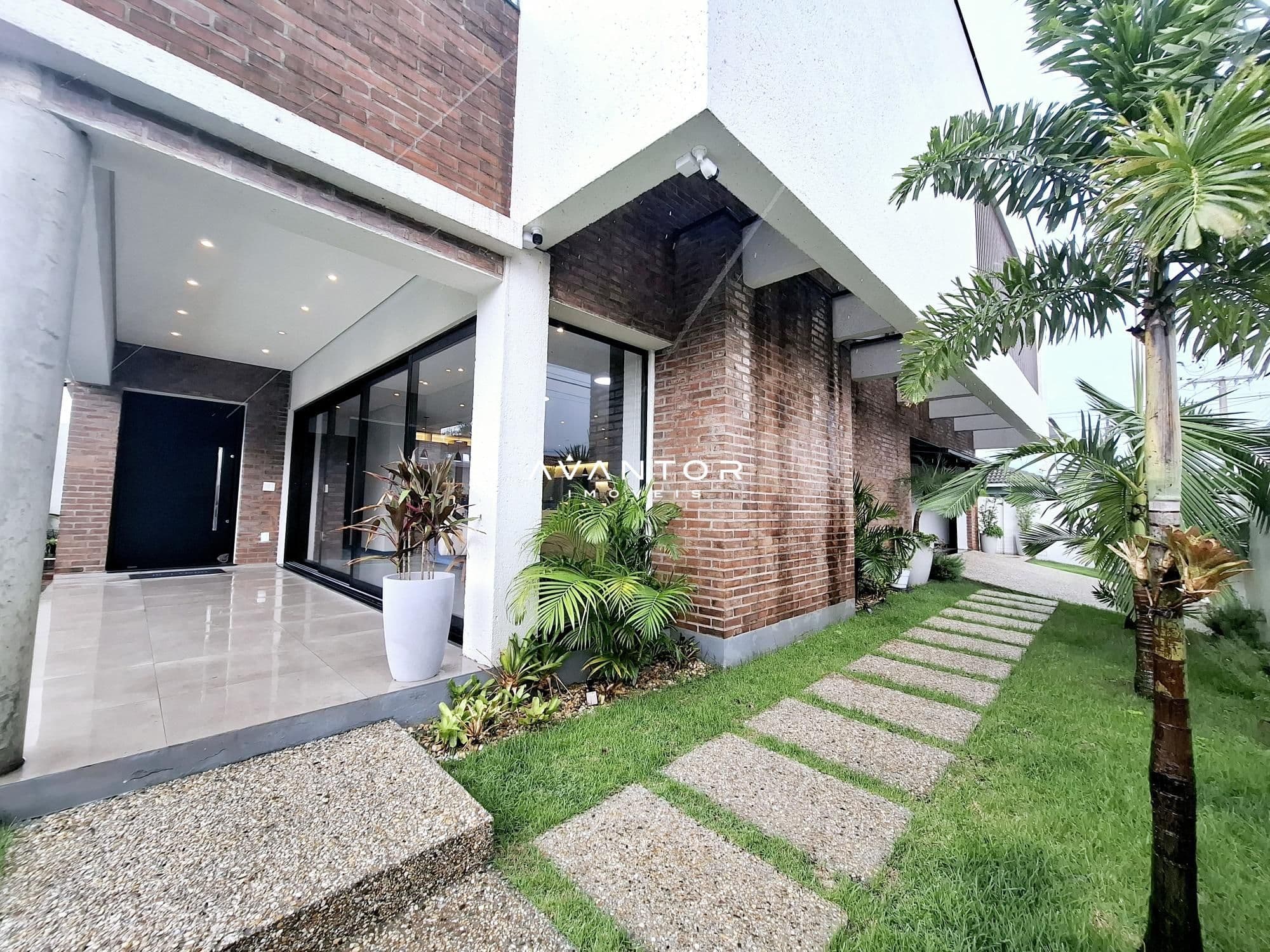 Fachada da casa com jardim e caminho de acesso — Casa com 3 quartos à venda em Camobi, Santa Maria/RS