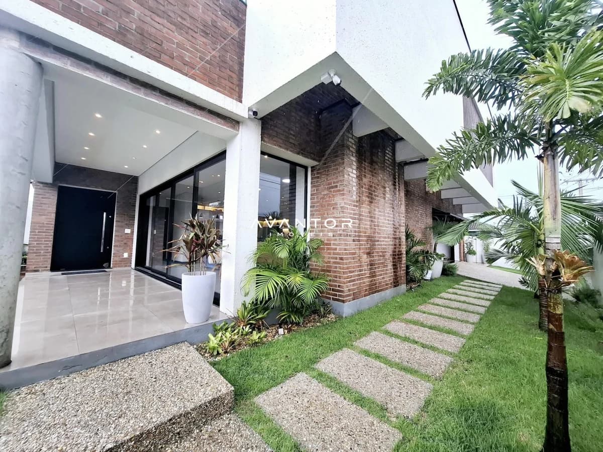 Fachada da casa com jardim e caminho de acesso — Casa com 3 quartos à venda em Camobi, Santa Maria/RS